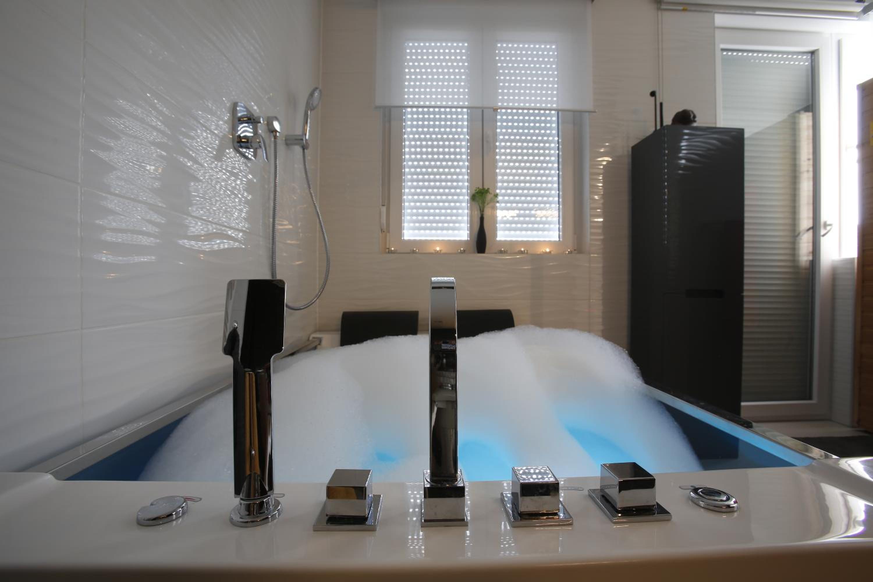 Studio-Apartment VAL - Luxury massage chair - Private SPA- Hot Tub, Infrared Sauna, , Parking with video surveillance, Entry with PIN 0 - 24h, FREE CANCELL view 2