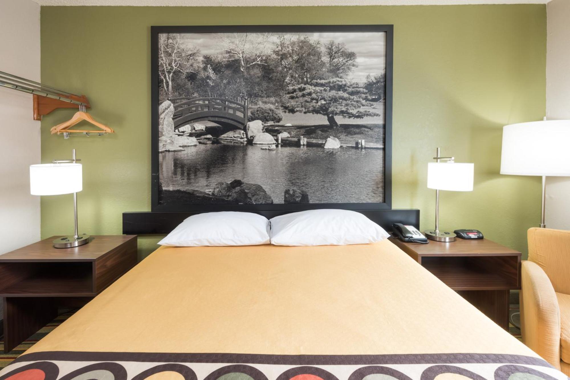 Bloomington Vacations - Super 8 by Wyndham Bloomington - Property Image 23