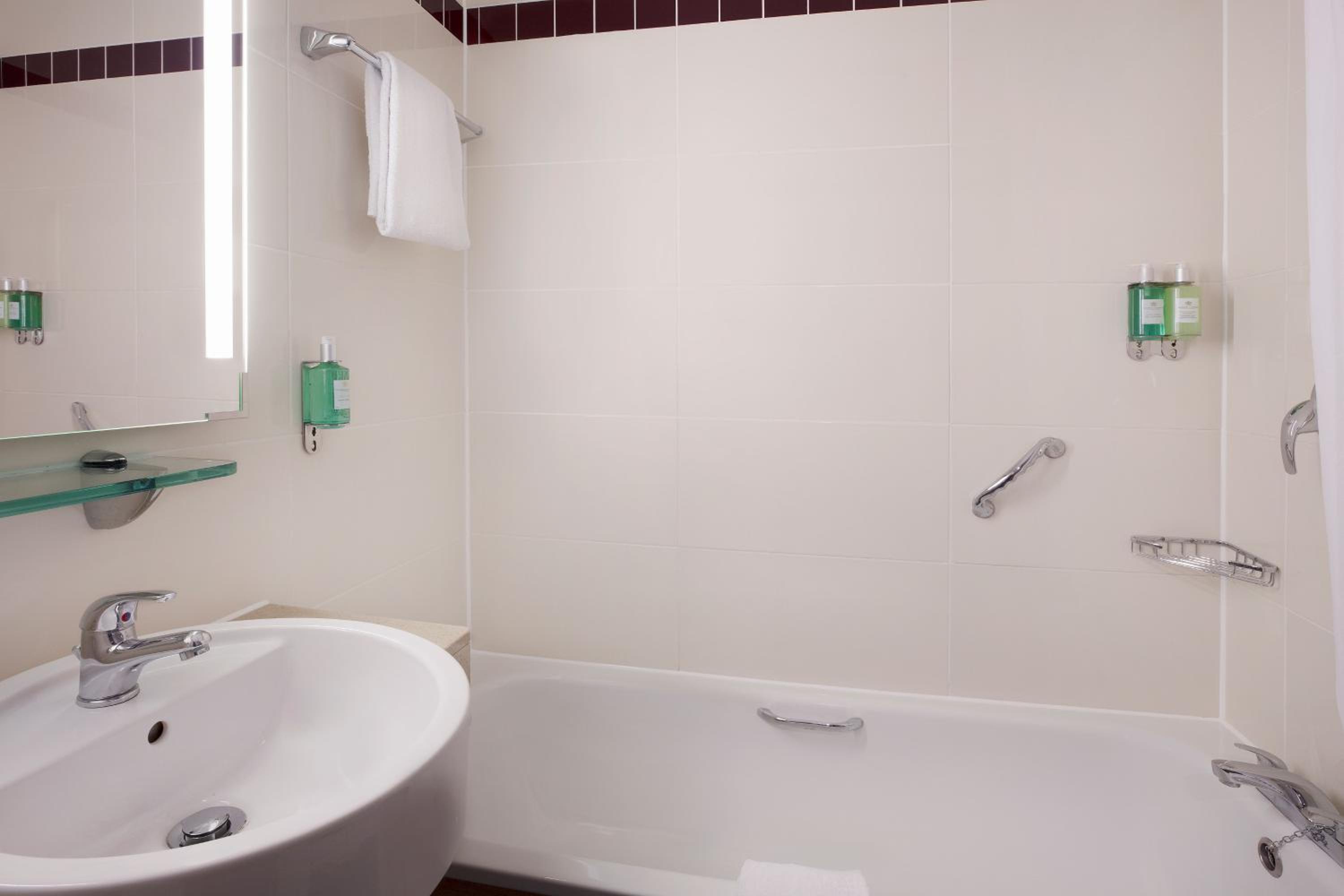 Watford Vacations - Leonardo Hotel London Watford - Property Image 4