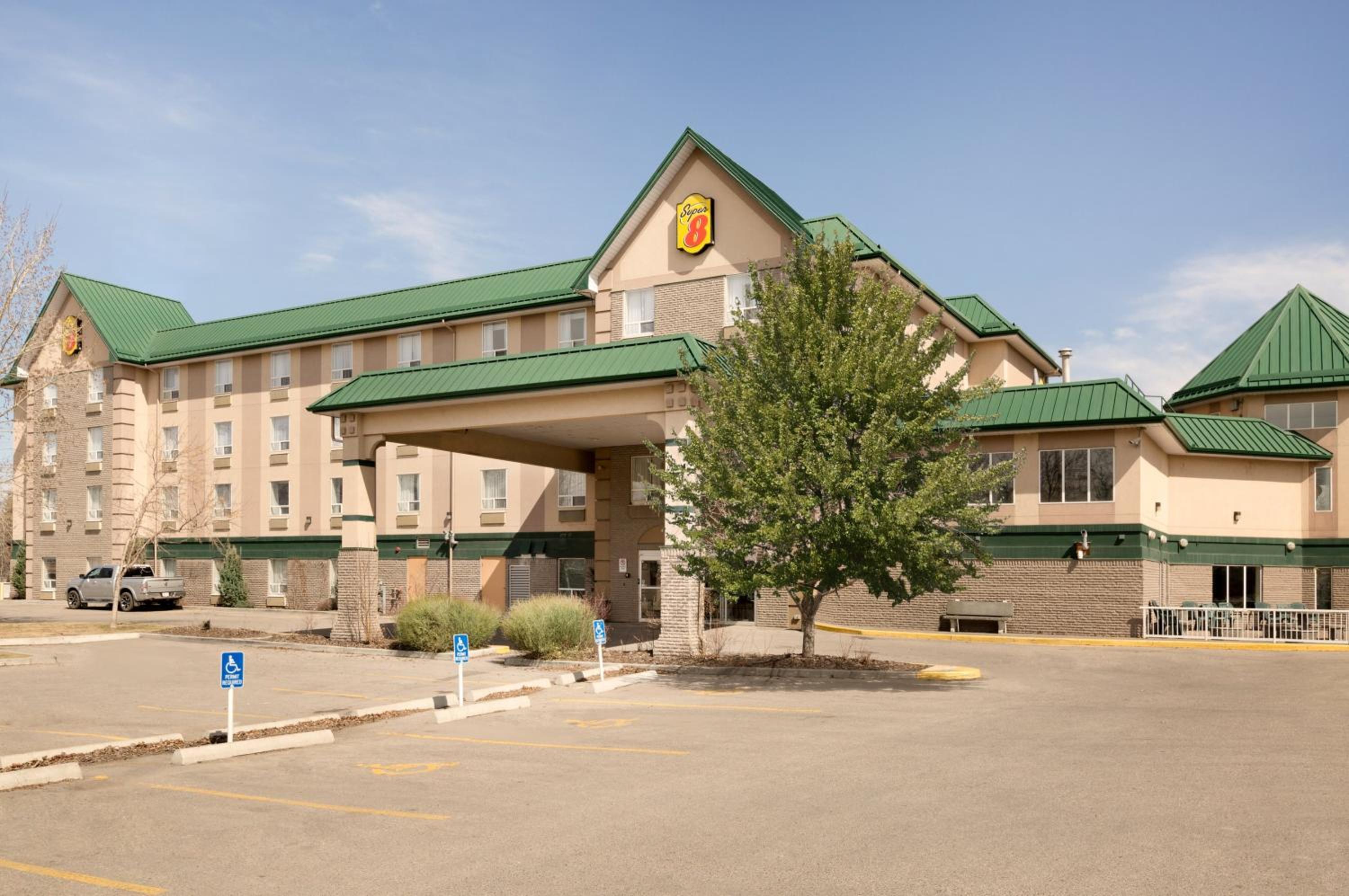 Hotel Super 8 by Wyndham Calgary Shawnessy Area - Image 1