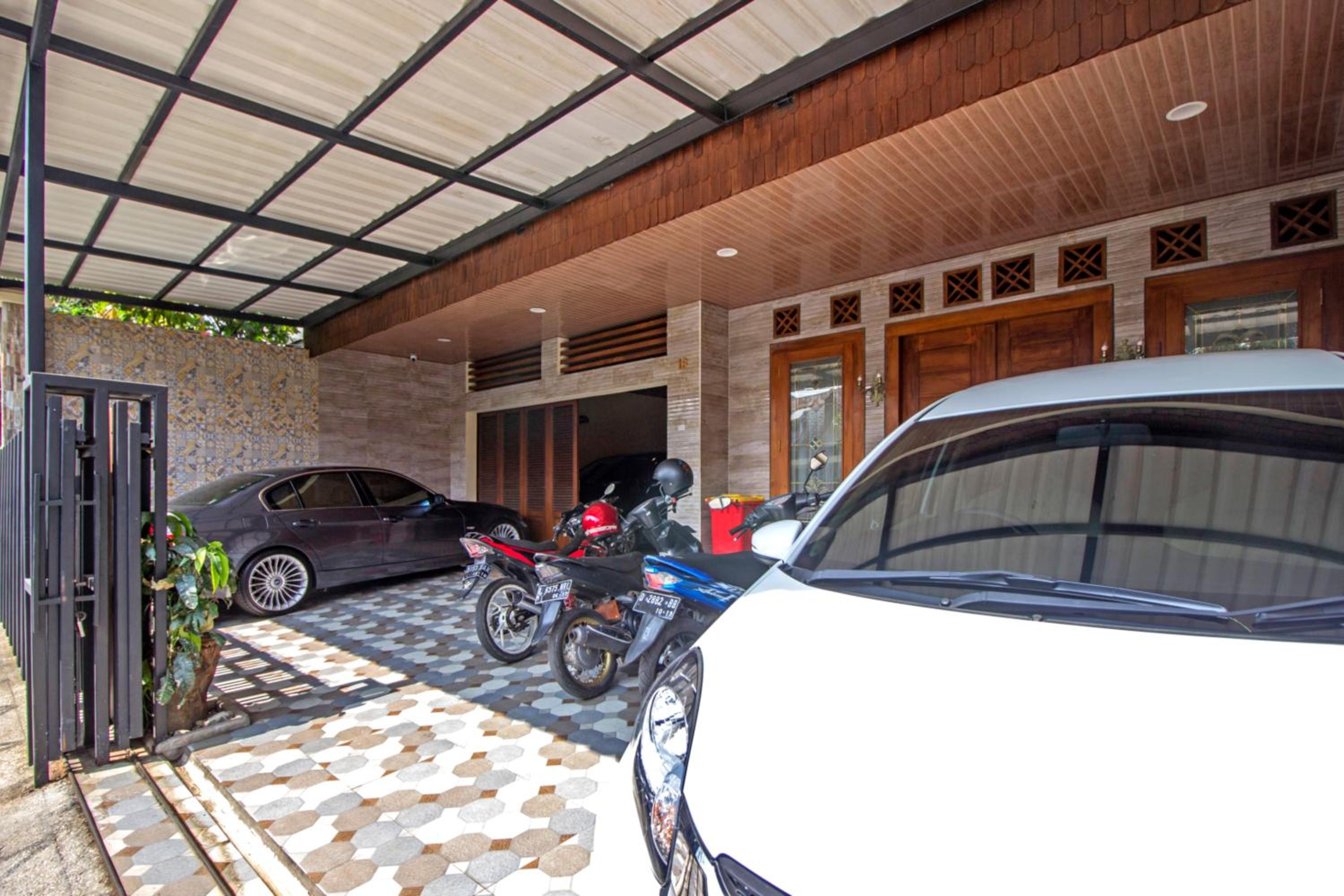 RedDoorz near Trans Studio Mall 2