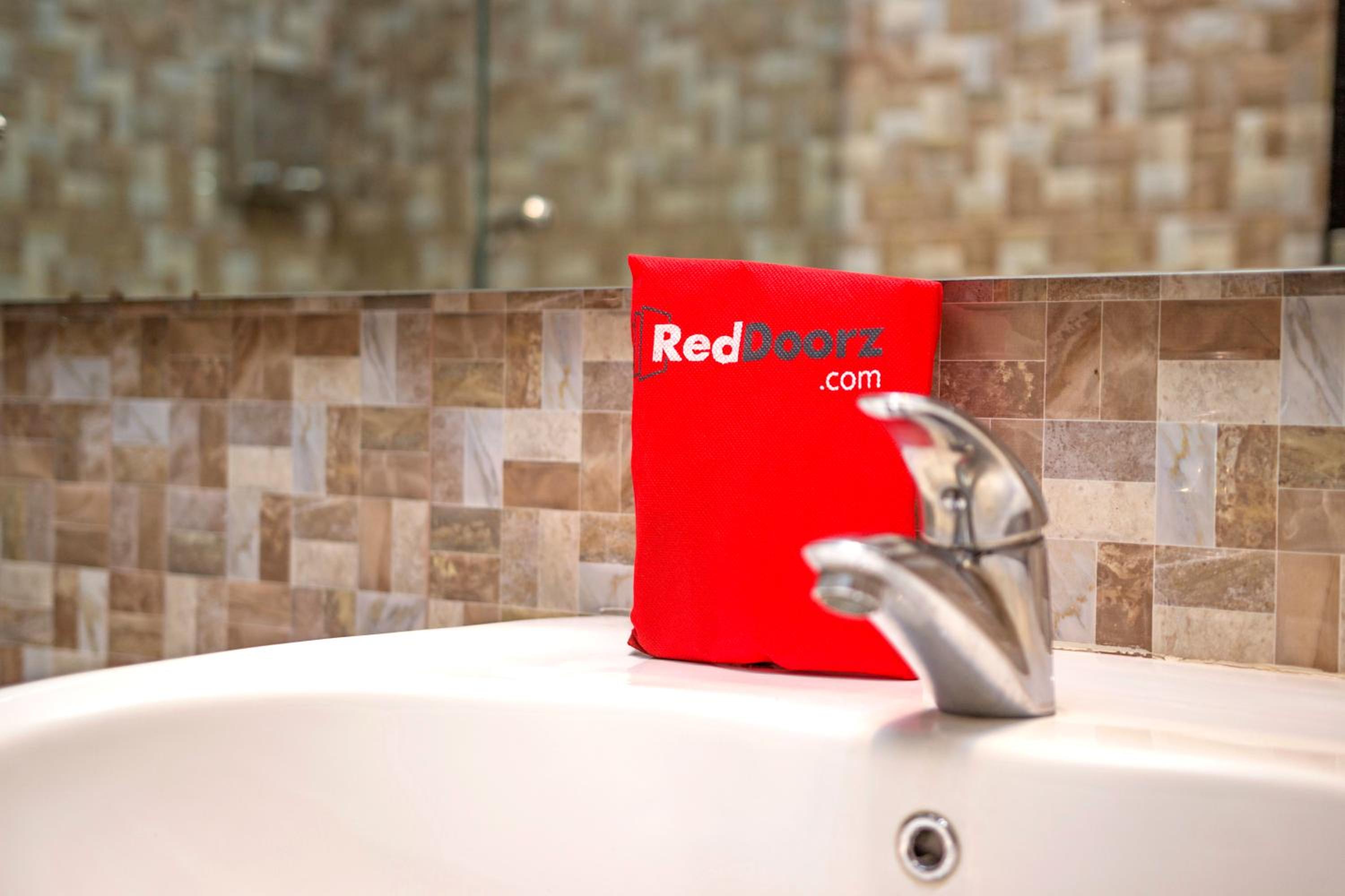 RedDoorz near Trans Studio Mall 2