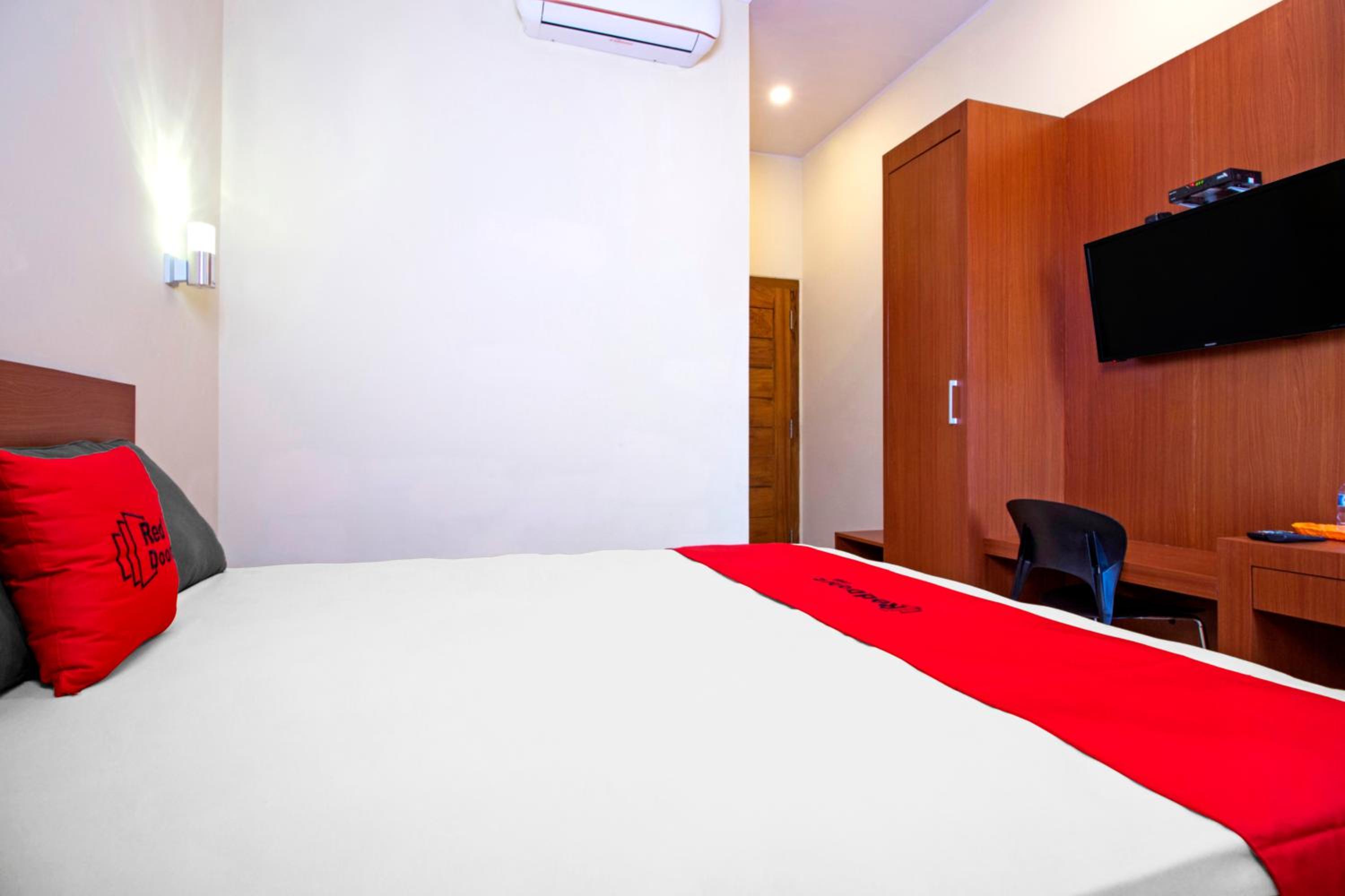 RedDoorz near Trans Studio Mall 2
