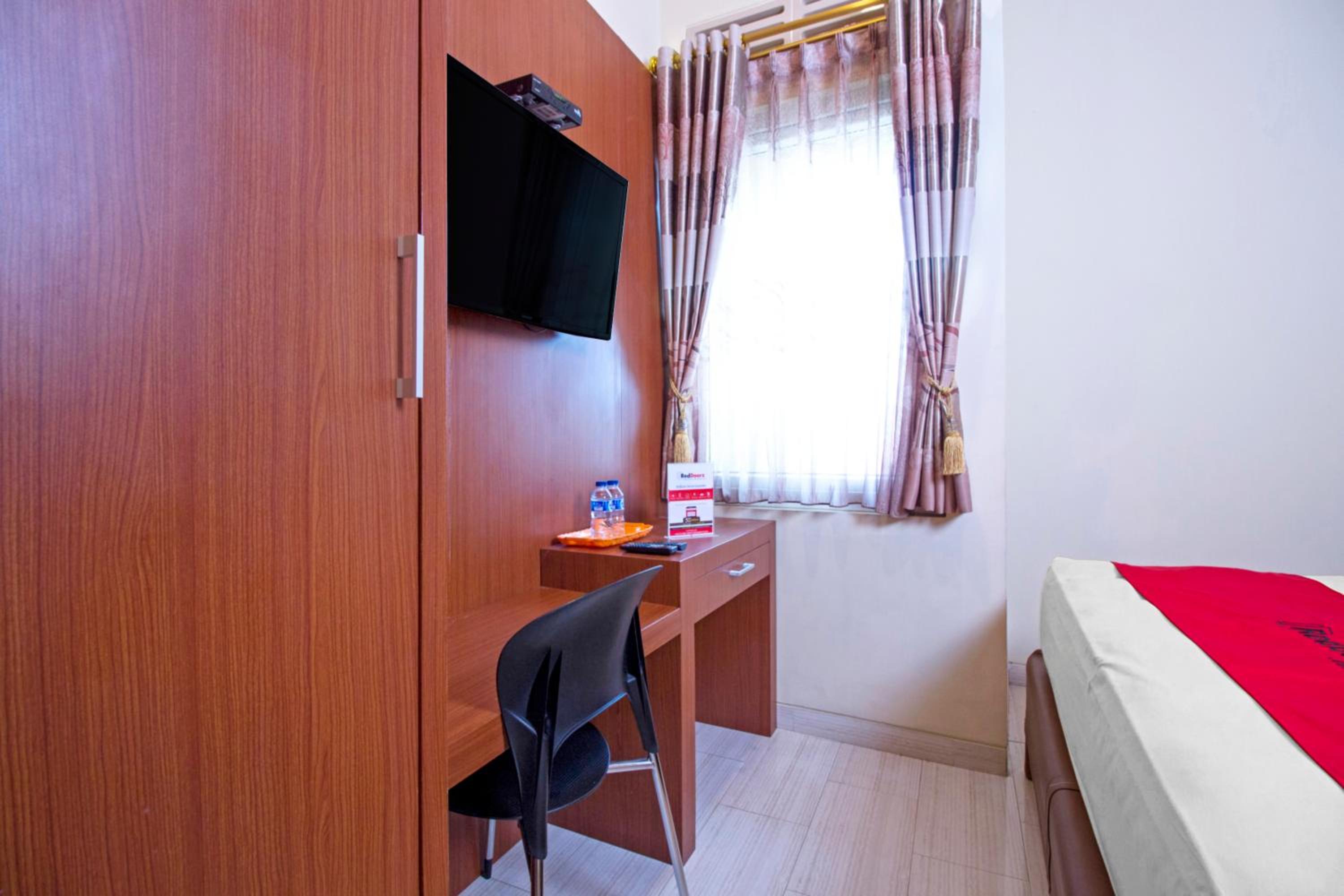 RedDoorz near Trans Studio Mall 2