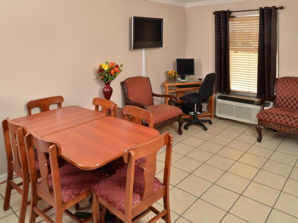 Americas Best Value Inn-Indianola view 3