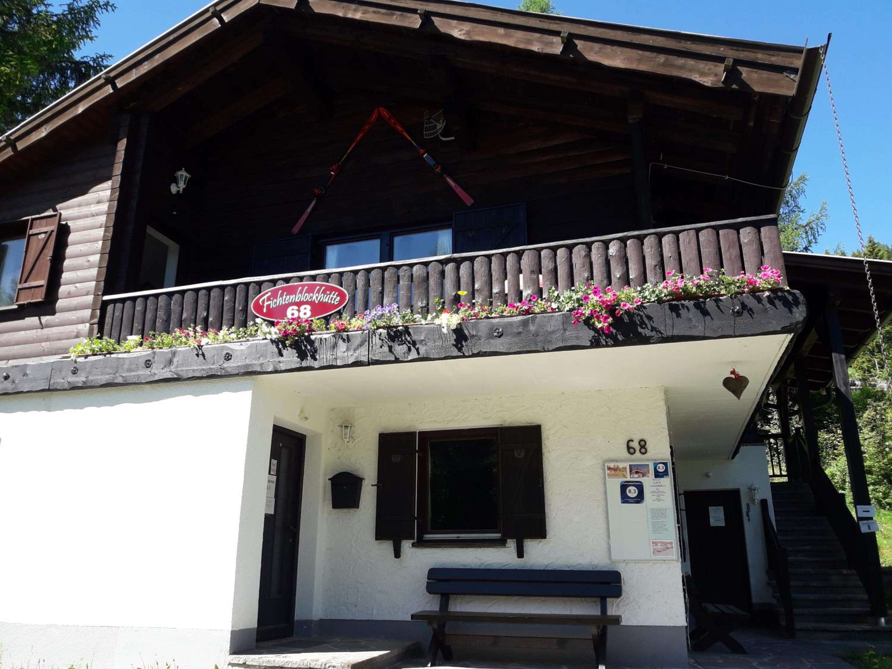 Fichtenblockhütte view 2