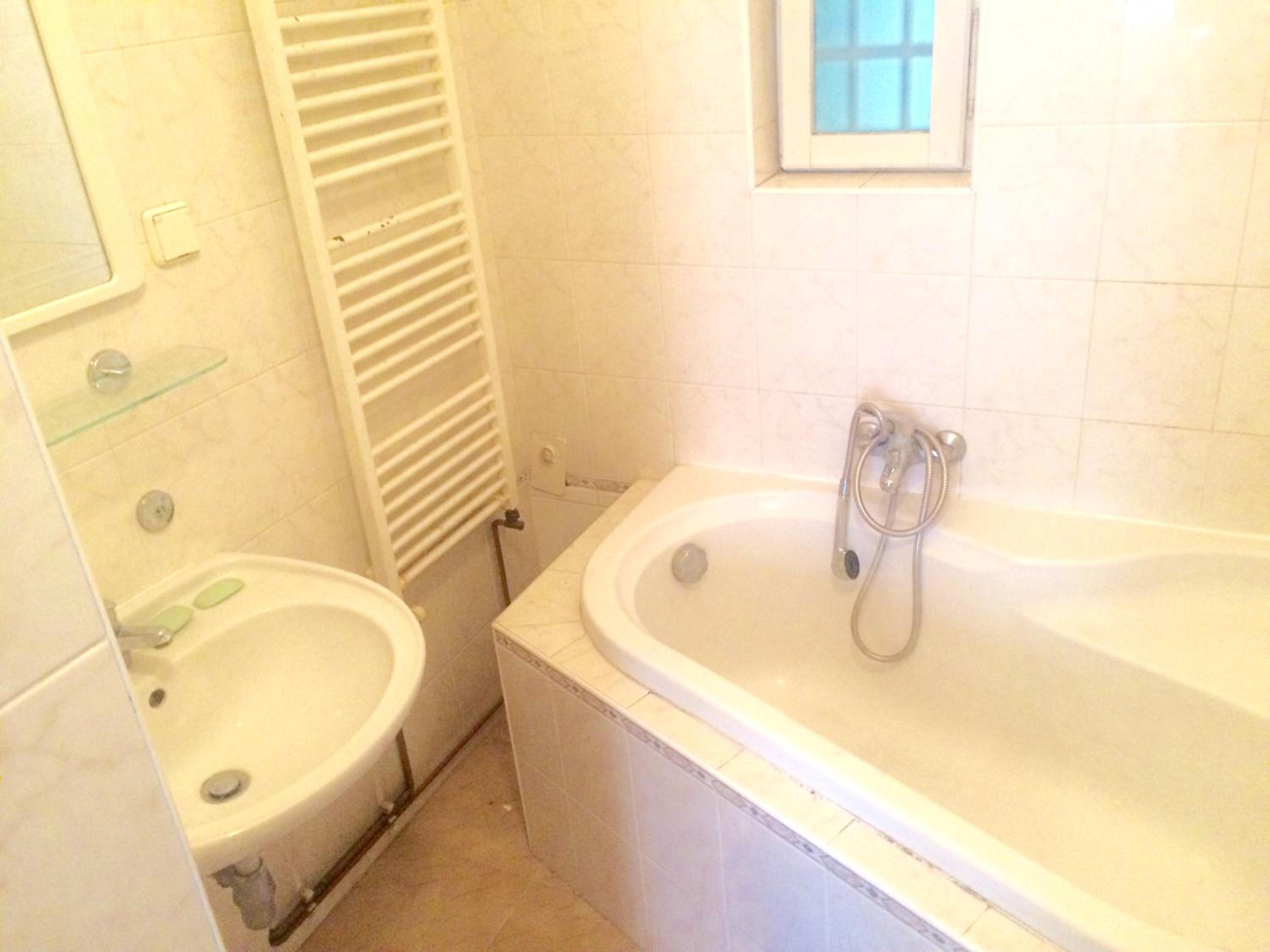 Historic centre-spacious apartment