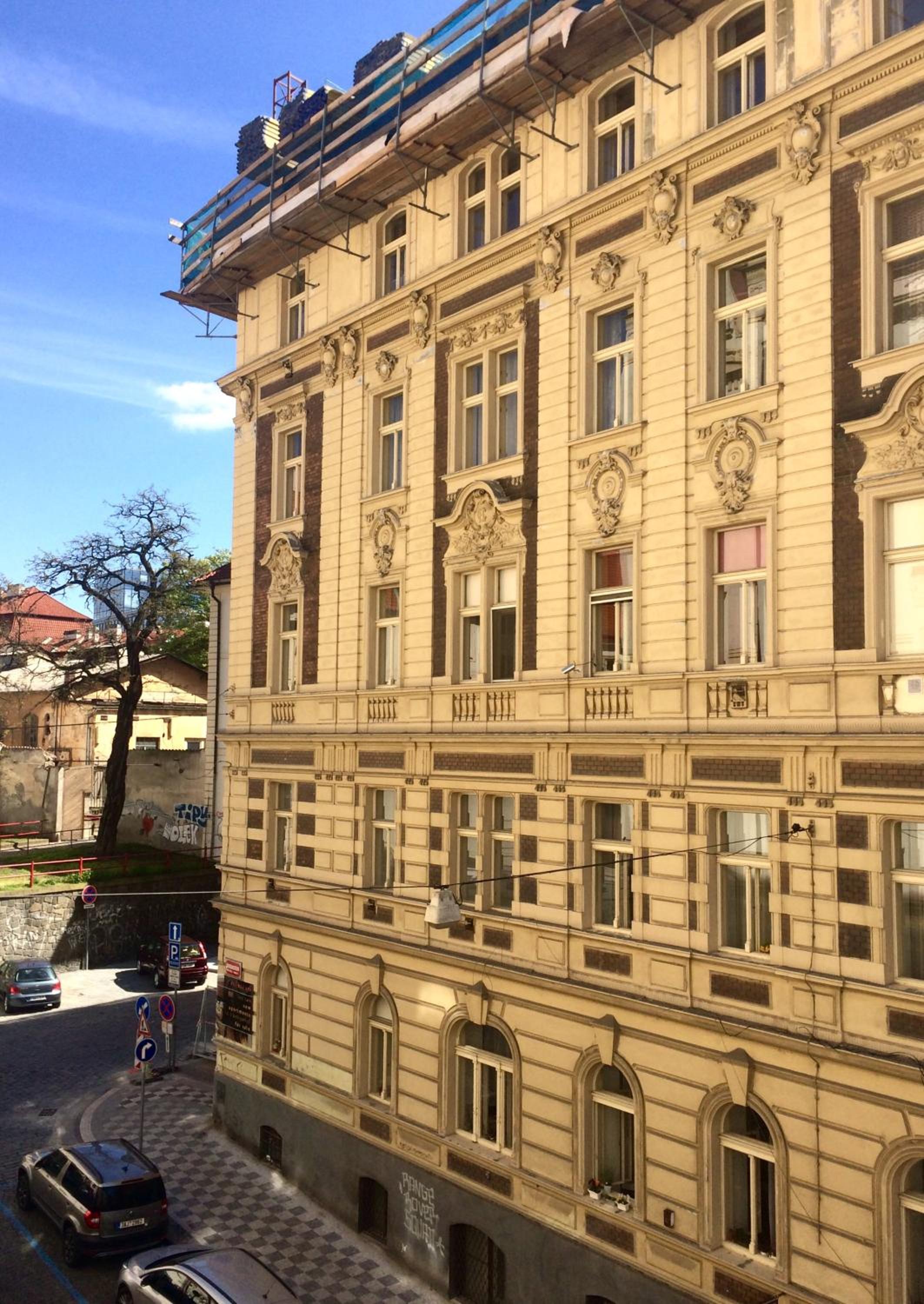 Historic centre-spacious apartment