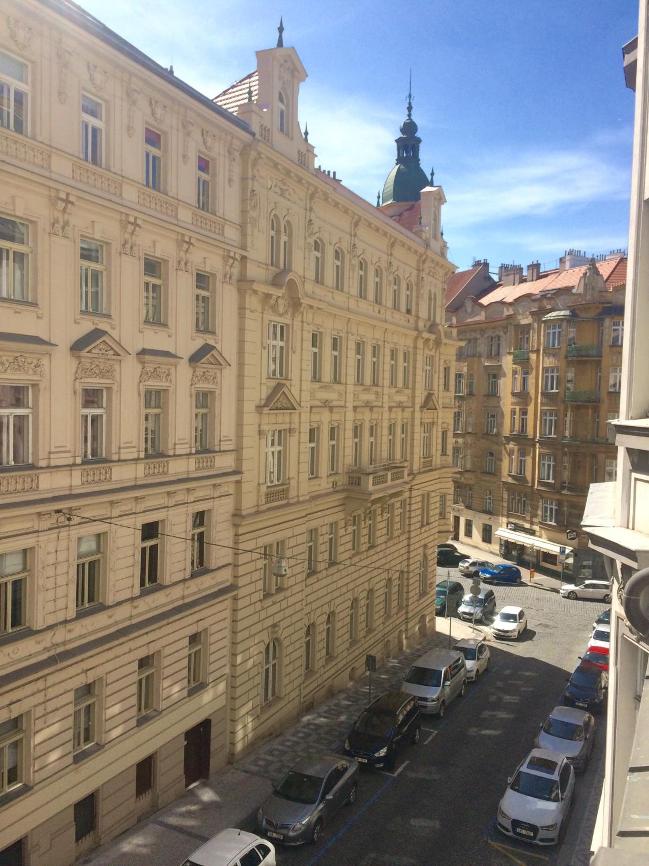 Historic centre-spacious apartment