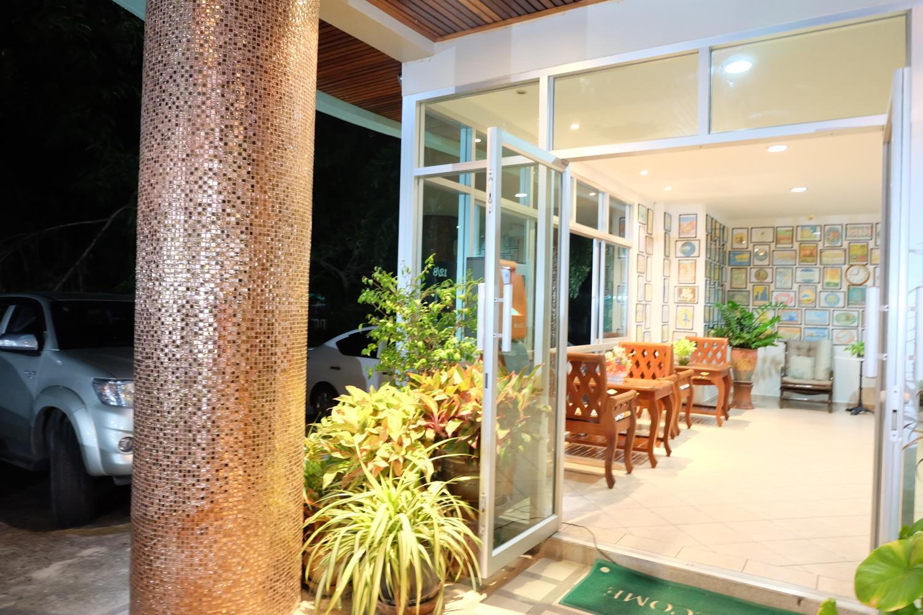 Lomsabai Apartments