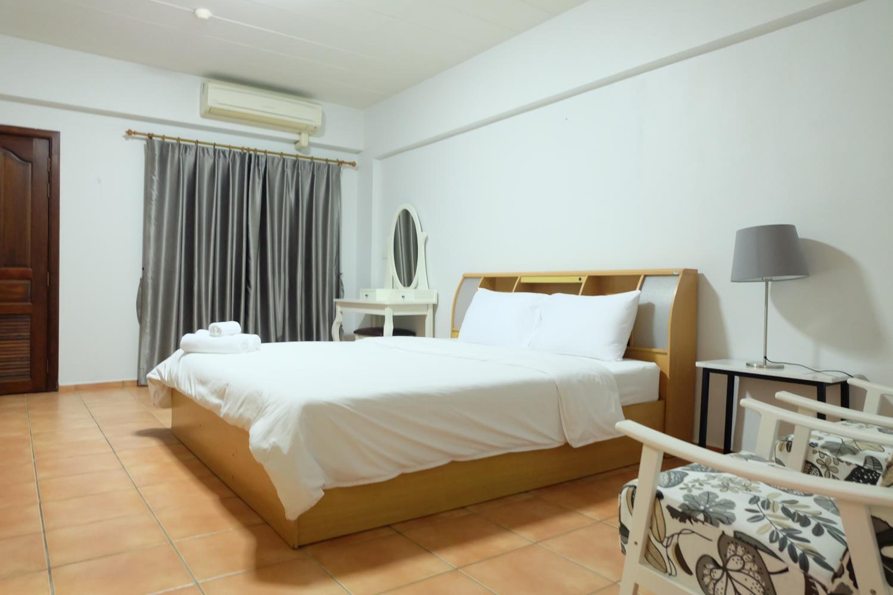 Lomsabai Apartments