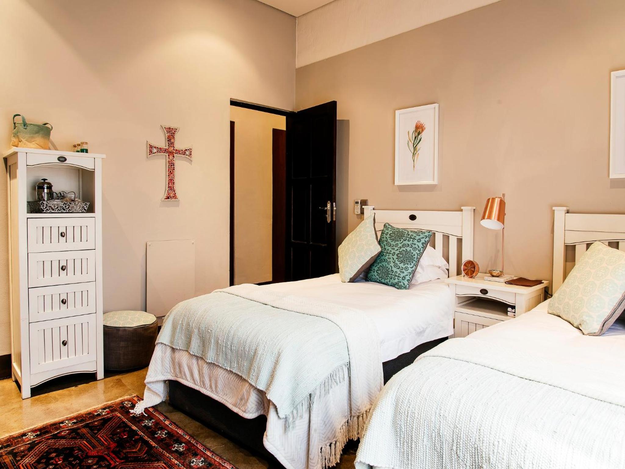 Buffalo Thorn Tree Lodge - Nearby Sun City view 4