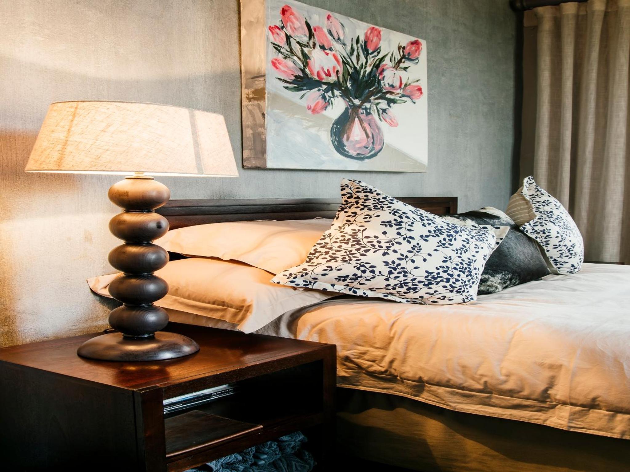 Buffalo Thorn Tree Lodge - Nearby Sun City view 5