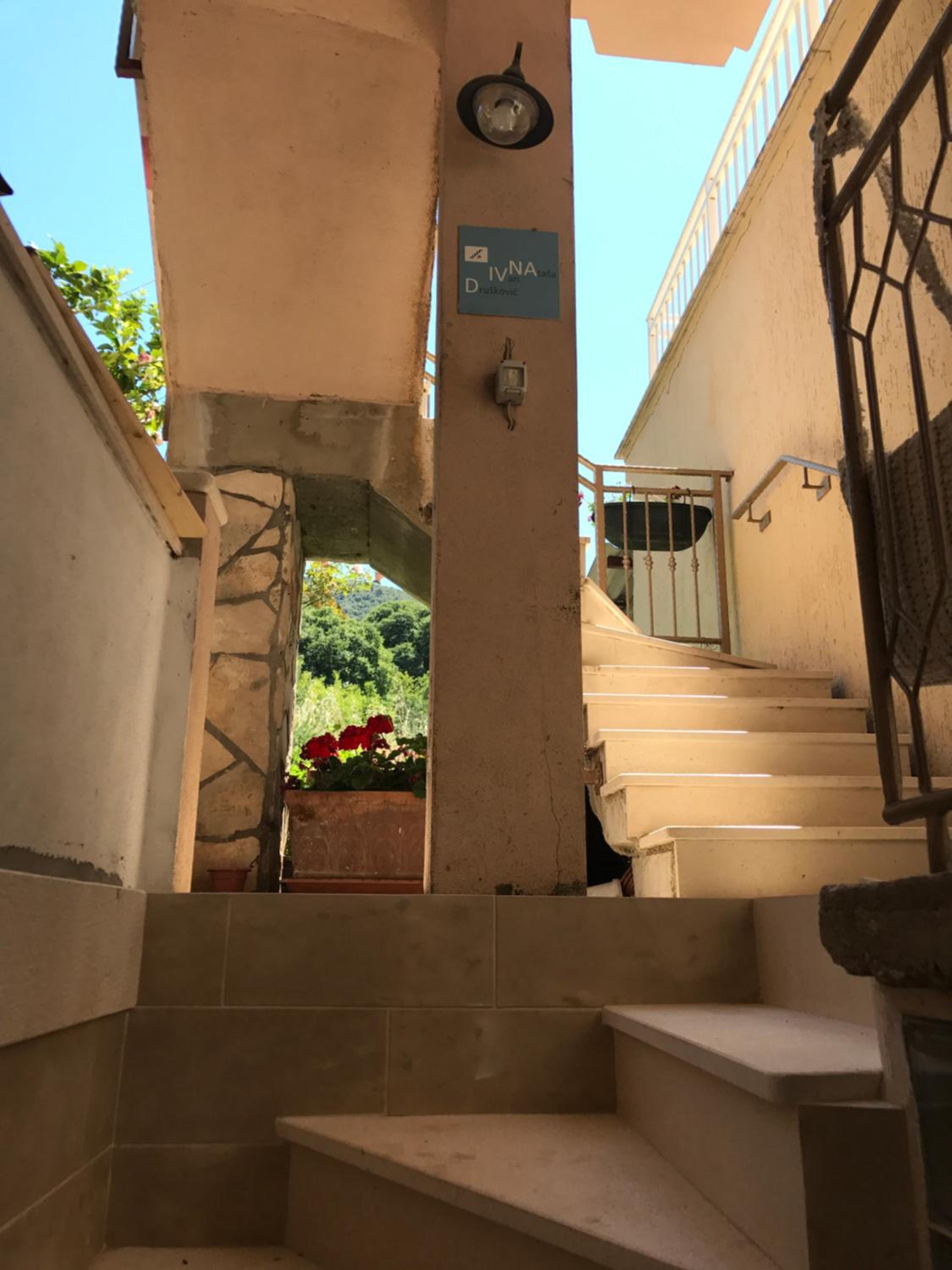 Divna Apartments and Rooms