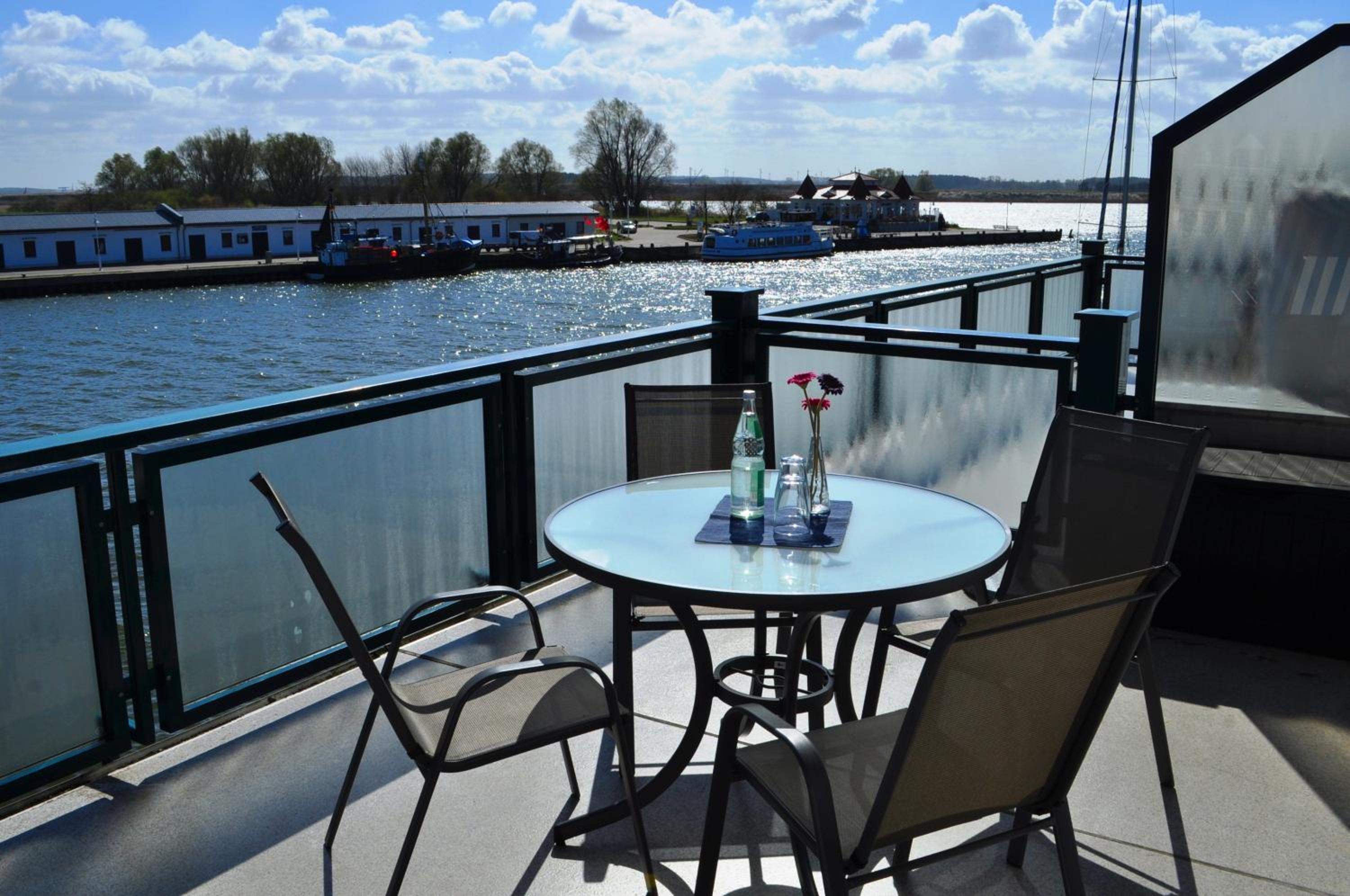 Fewo Sonnensegler Usedom direkt am Yachthafen mit Terrasse Parkplatz WLAN