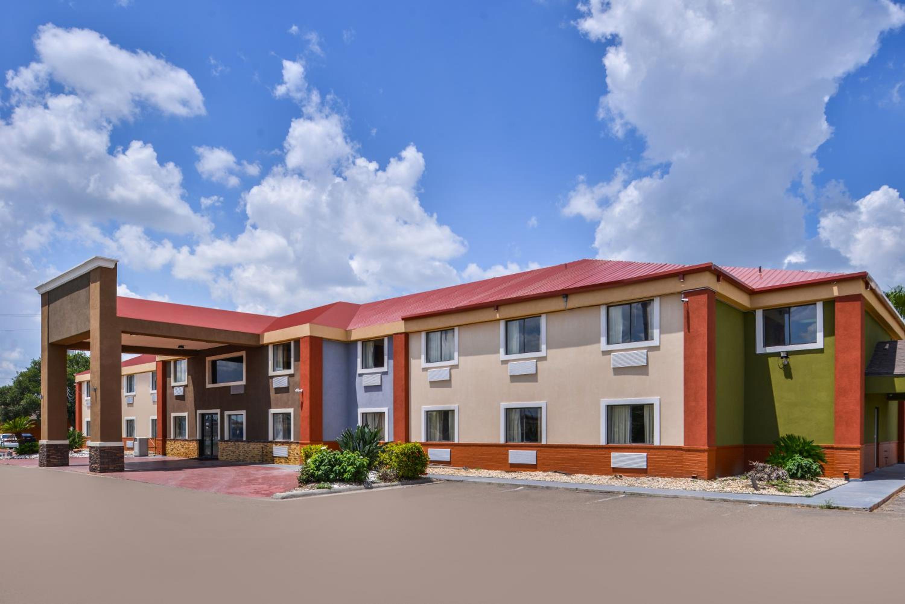 McAllen Vacations - Express Inn Weslaco/Mercedes - Property Image 1