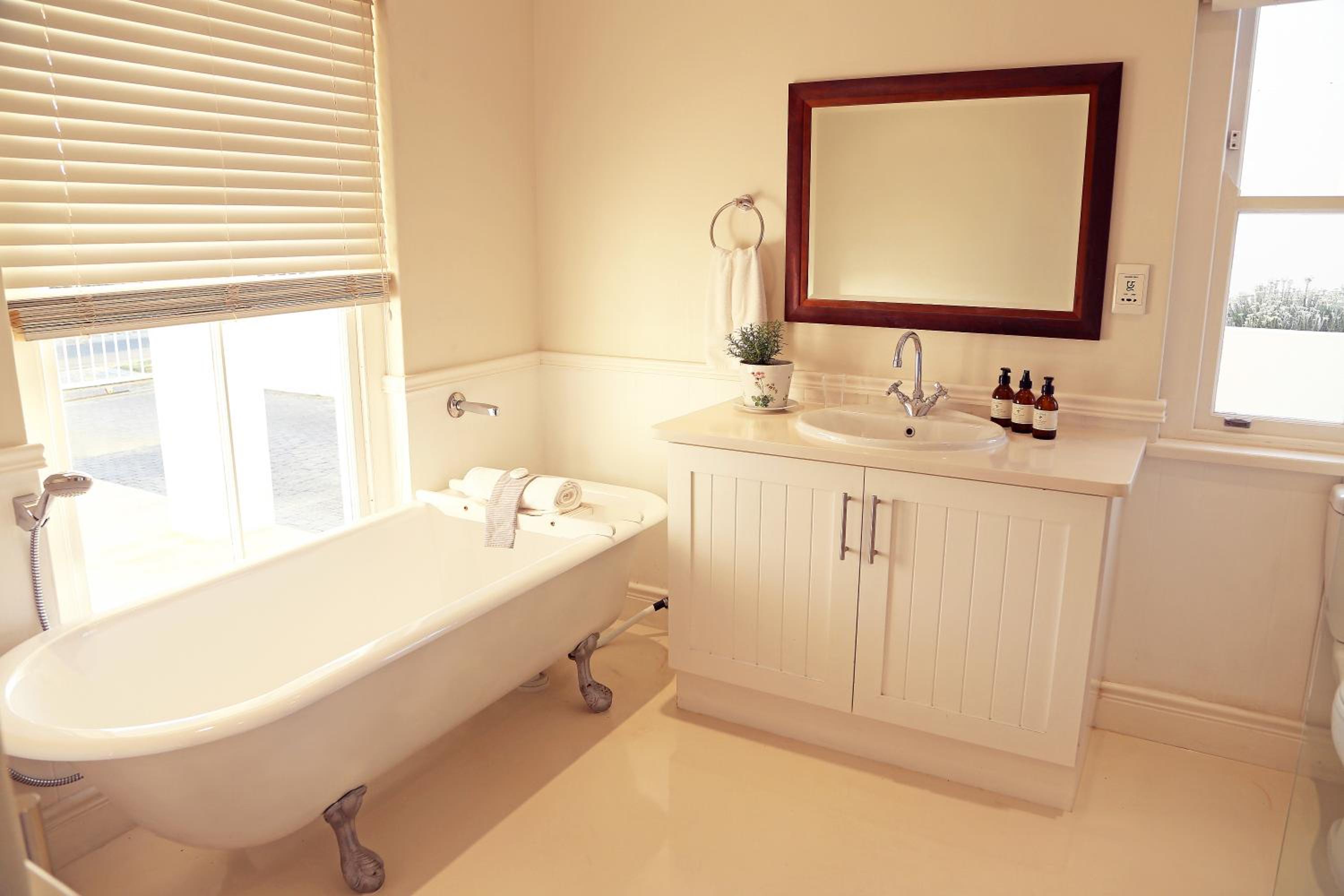 Hermanus Vacations - Shore's Edge Luxury Oceanfront Home - Property Image 3