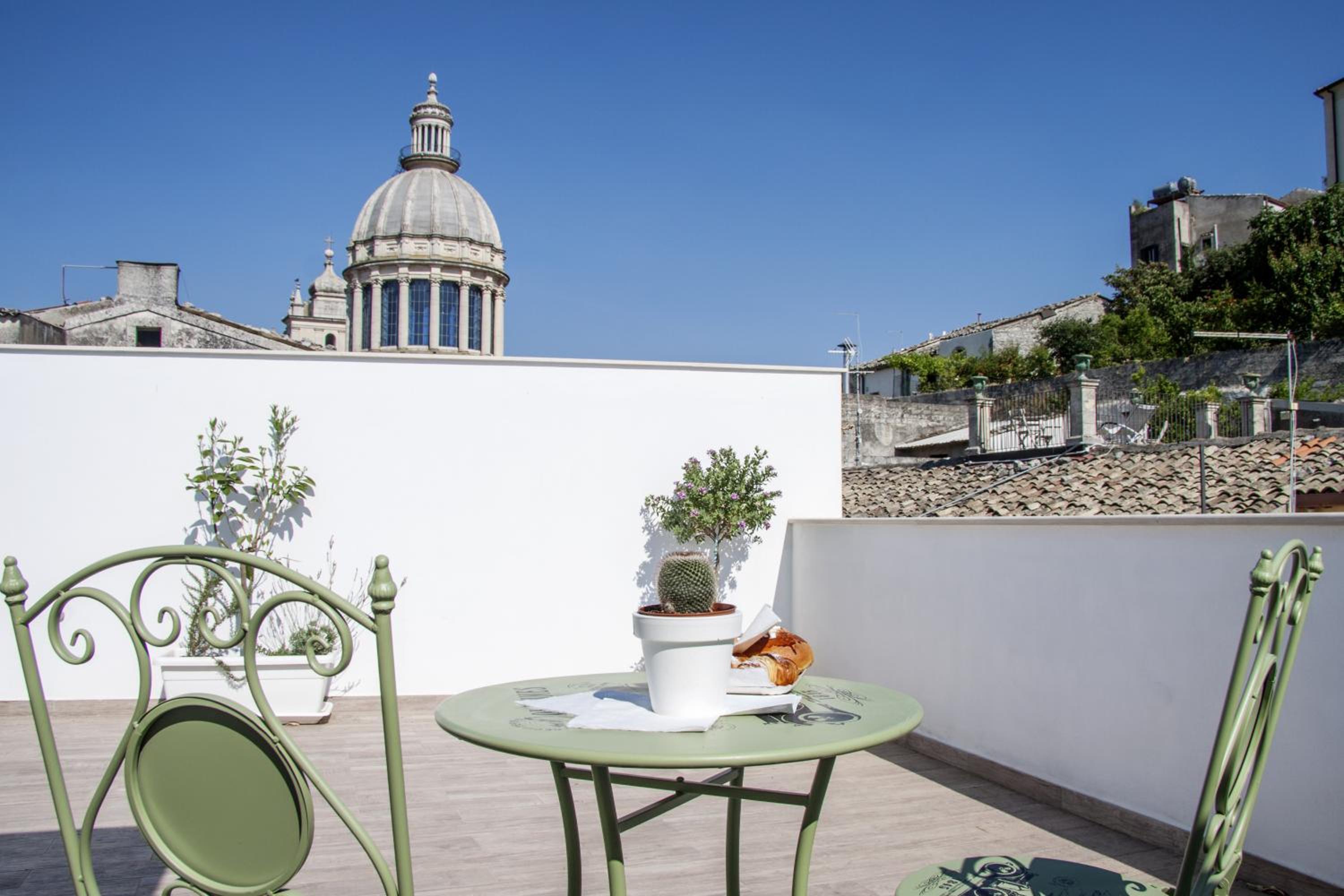 BFRAME Cornice Barocca en Ragusa — balance & terrace