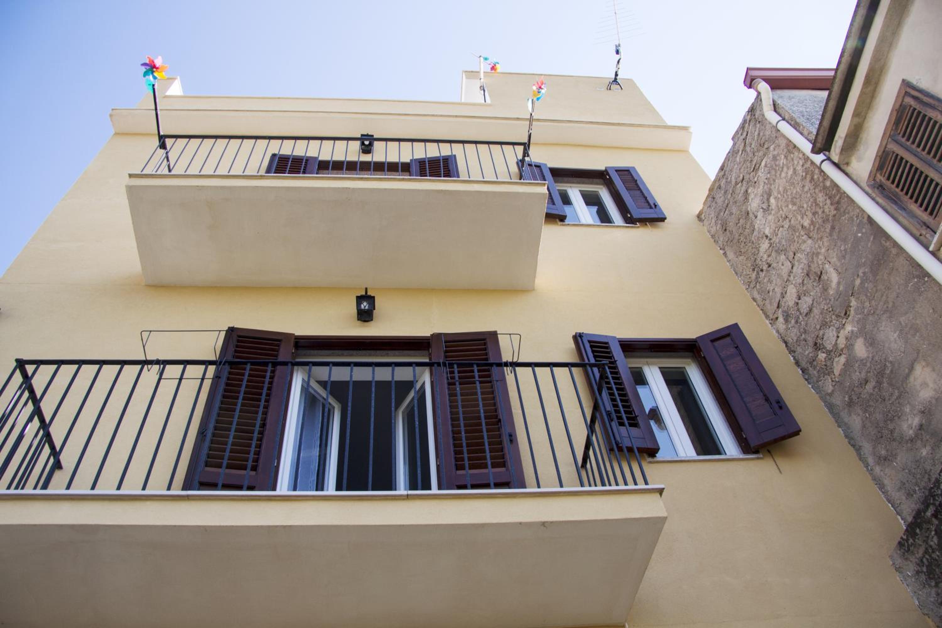 BFRAME Cornice Barocca en Ragusa — balance & terrace