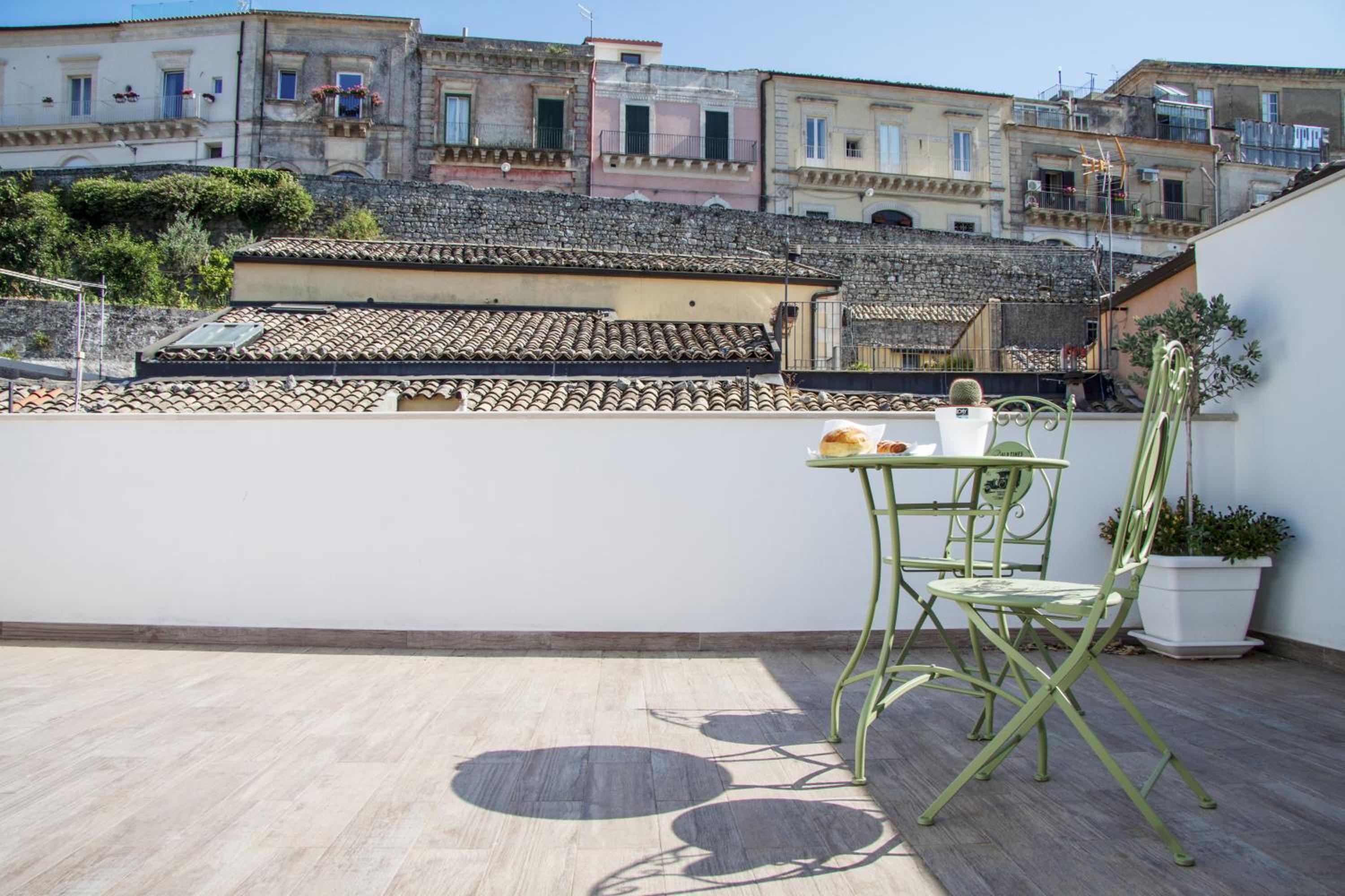 BFRAME Cornice Barocca en Ragusa — balance & terrace