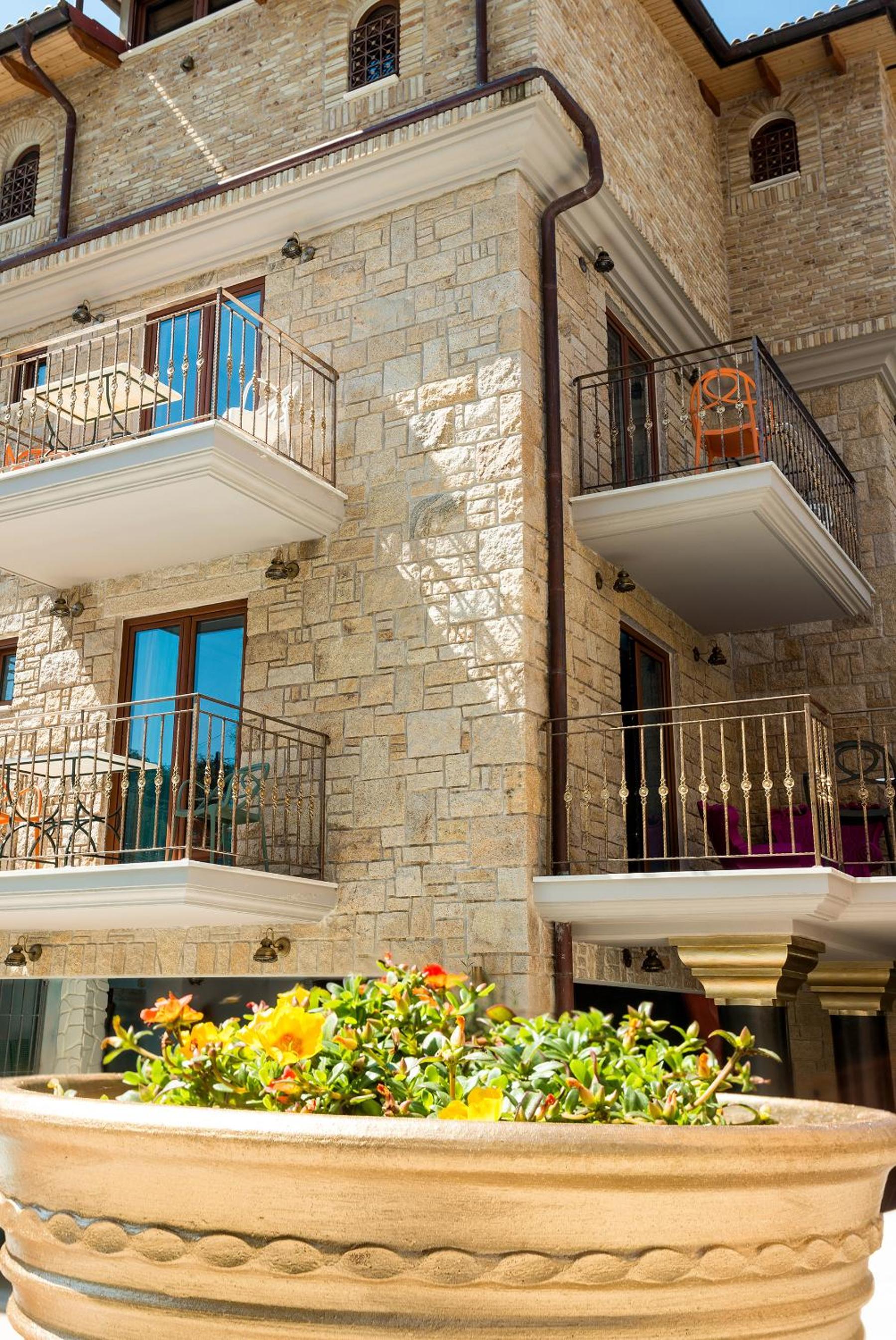 Leda Suites