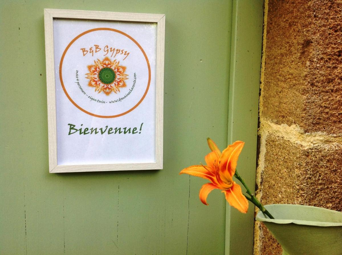 Domaine Charente - Familyroom Gypsy with garden (with external toilet & shower house) view 3