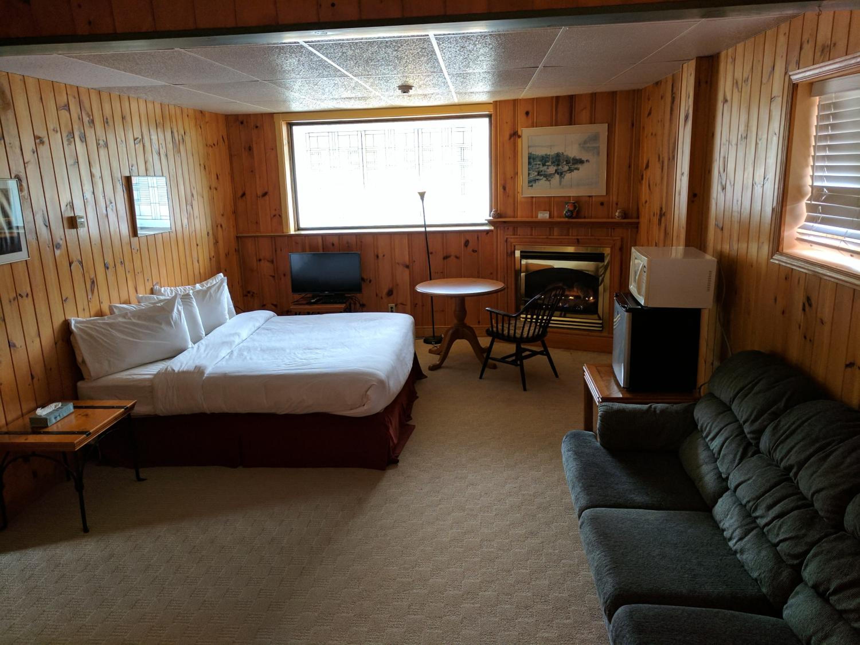 Algonquin Lakeside Inn