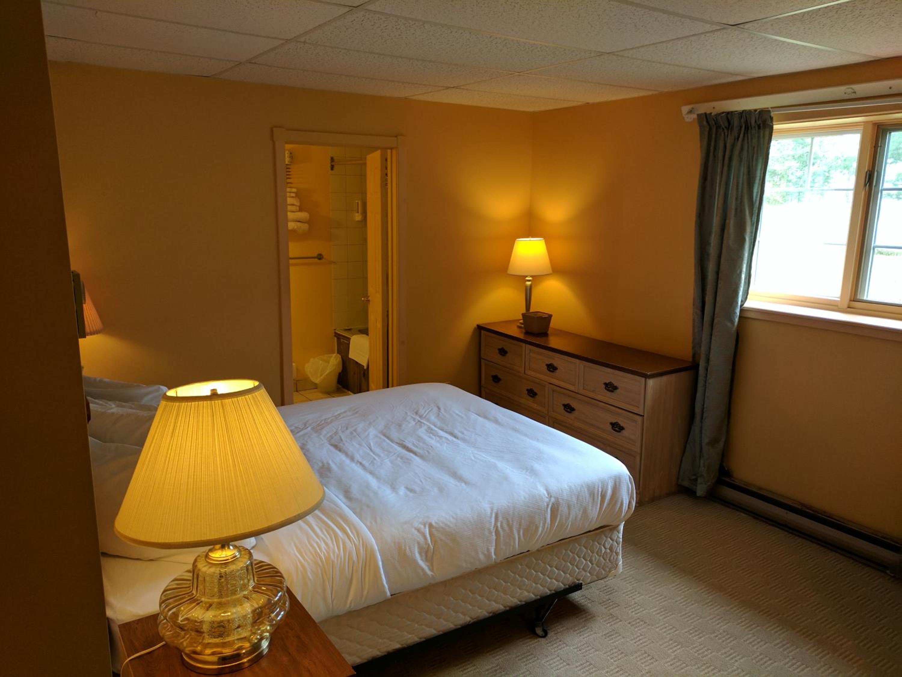 Algonquin Lakeside Inn
