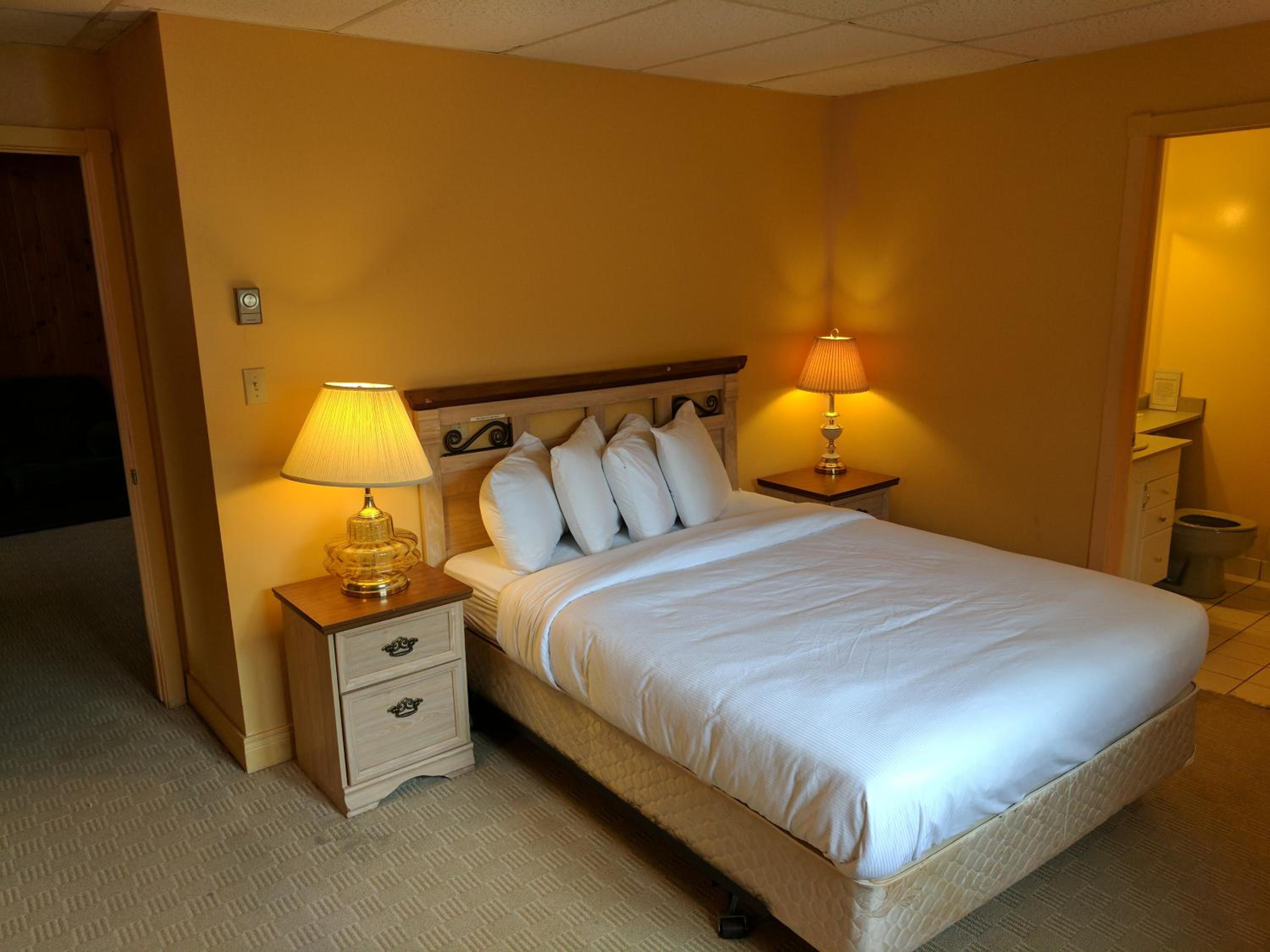 Algonquin Lakeside Inn