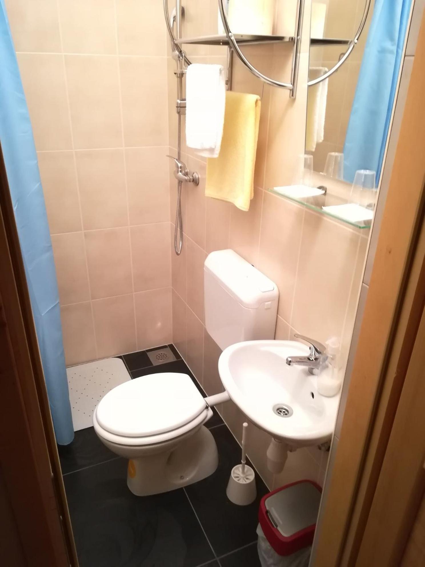 Cinema House Single & Double Rooms & Studio Apartments view 4