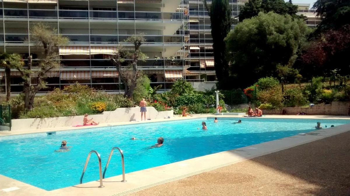 logement climatisé à Juan les Pins dans résidence avec piscine