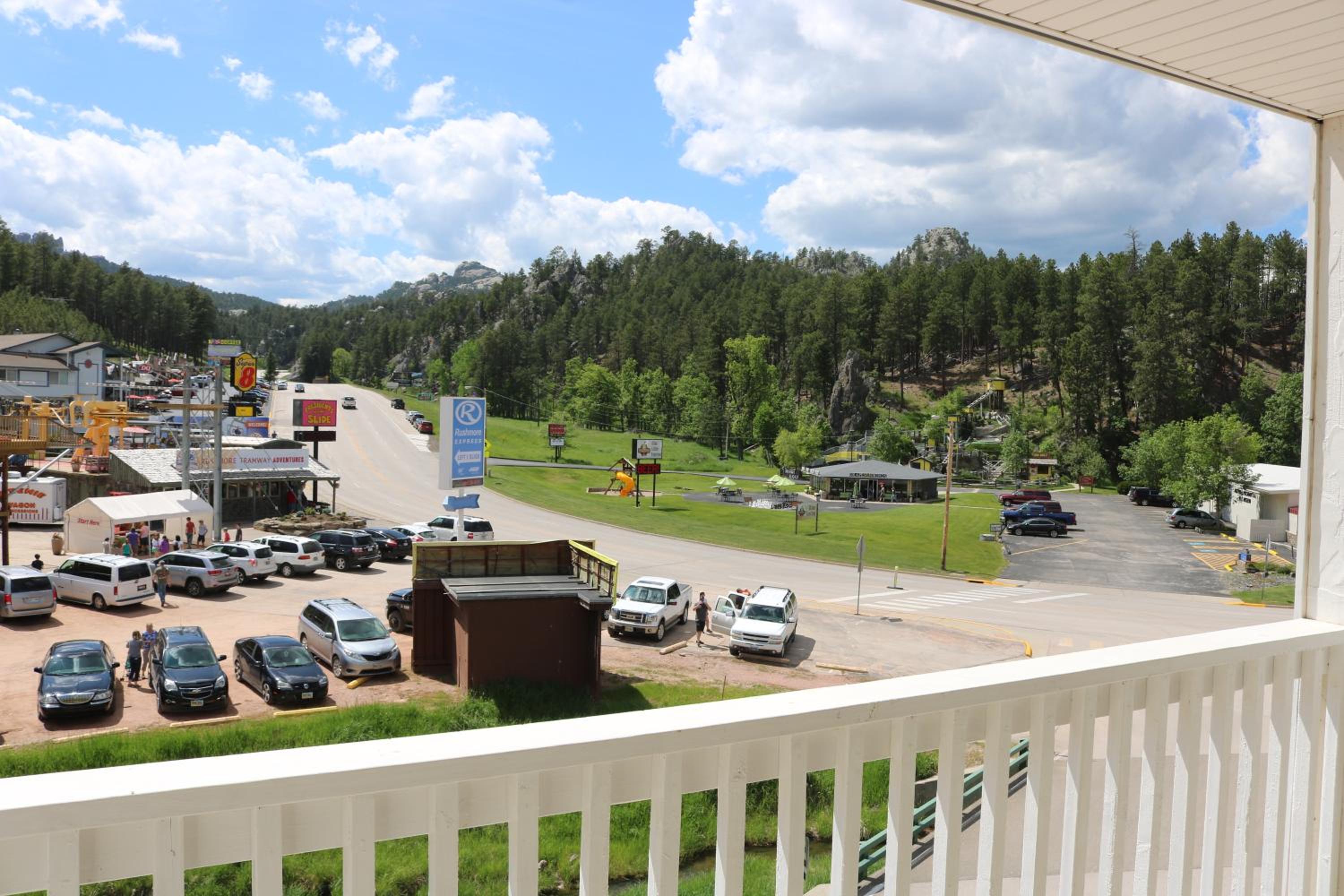 Roosevelt Inn Mount Rushmore