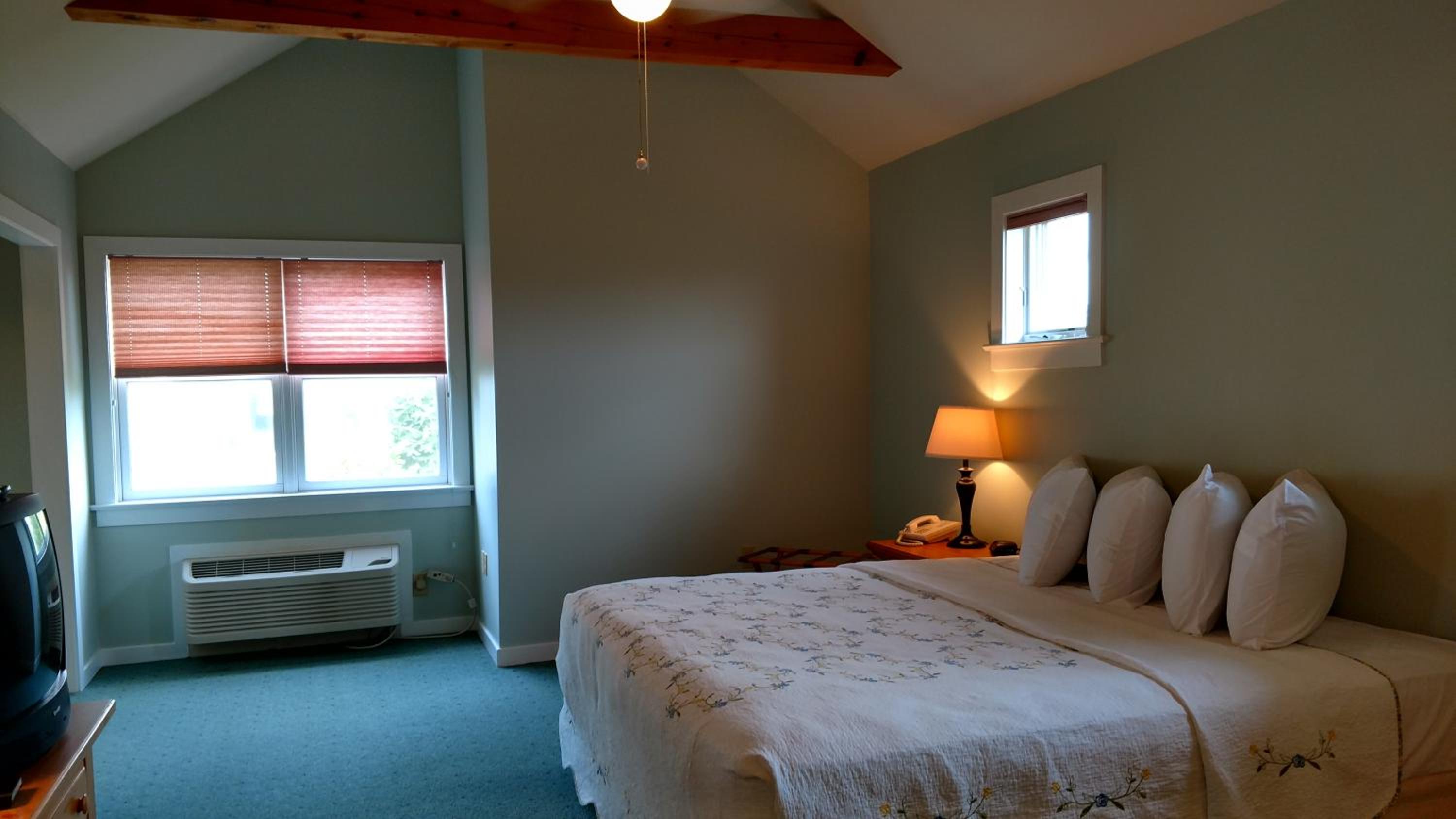 Spruce Lane Lodge and Cottages