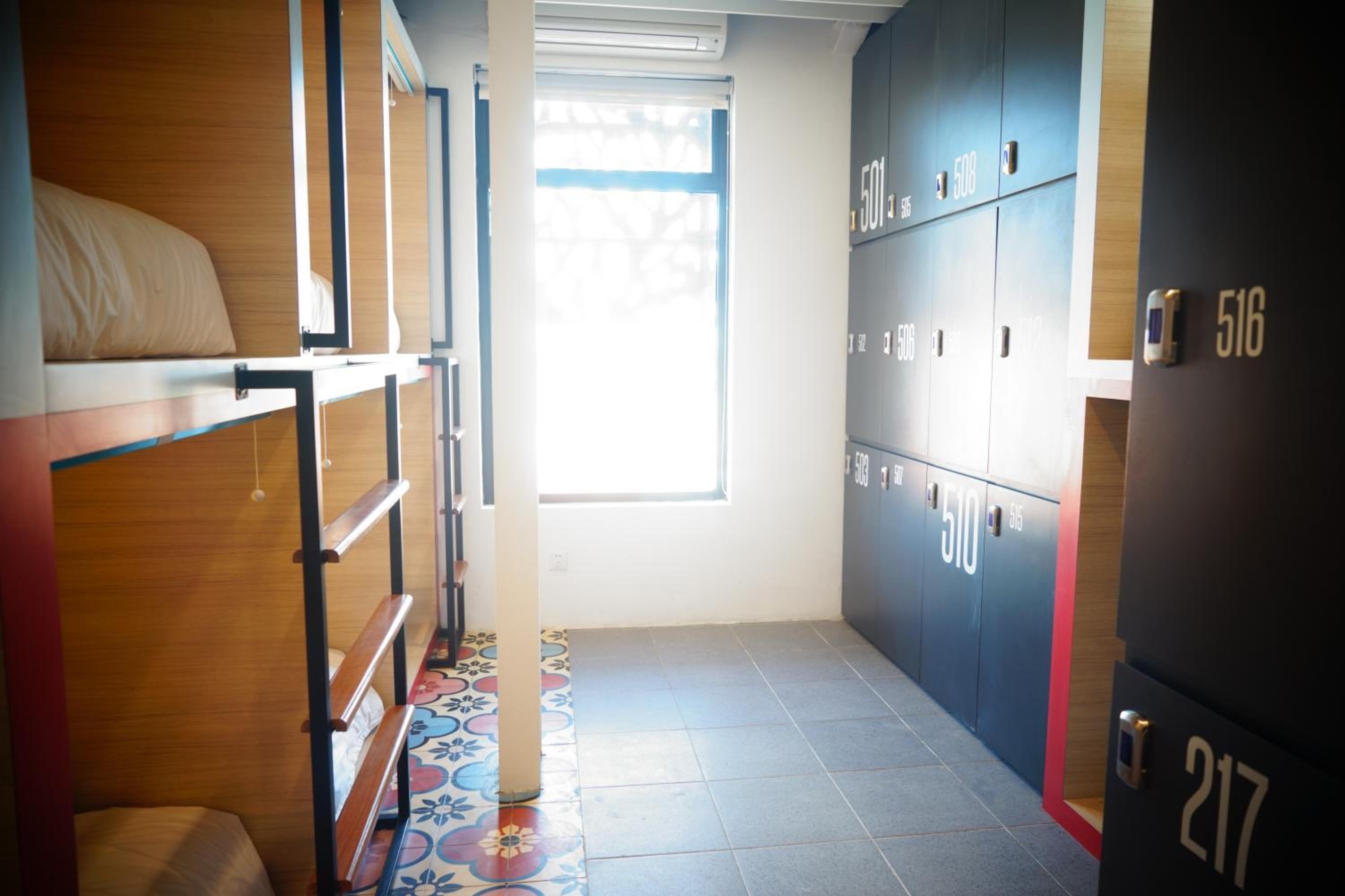 Borough Capsule Hostel Bali