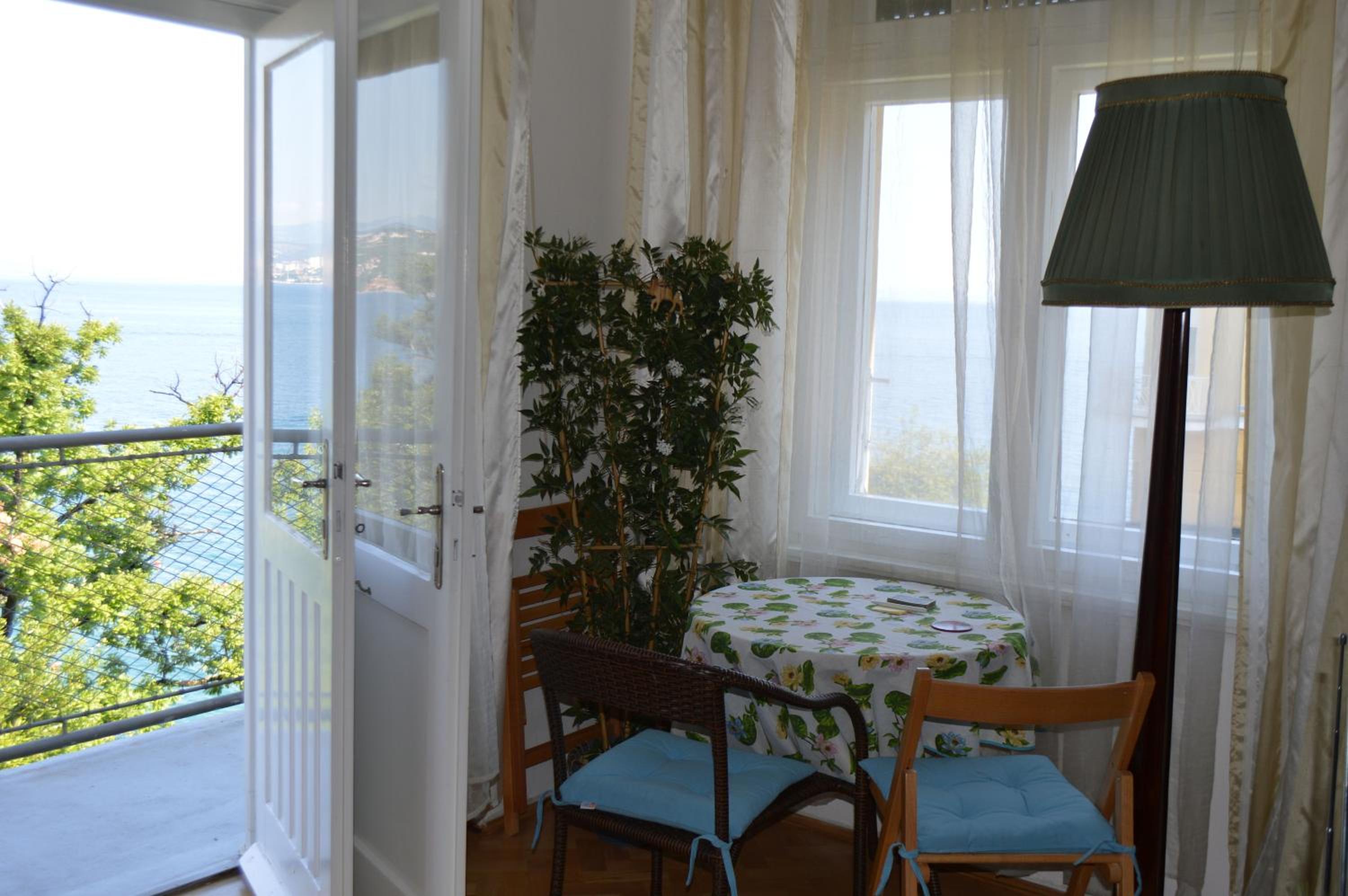 Leona Authentic Beachfront Villa 2BR APT by Irundo view 5