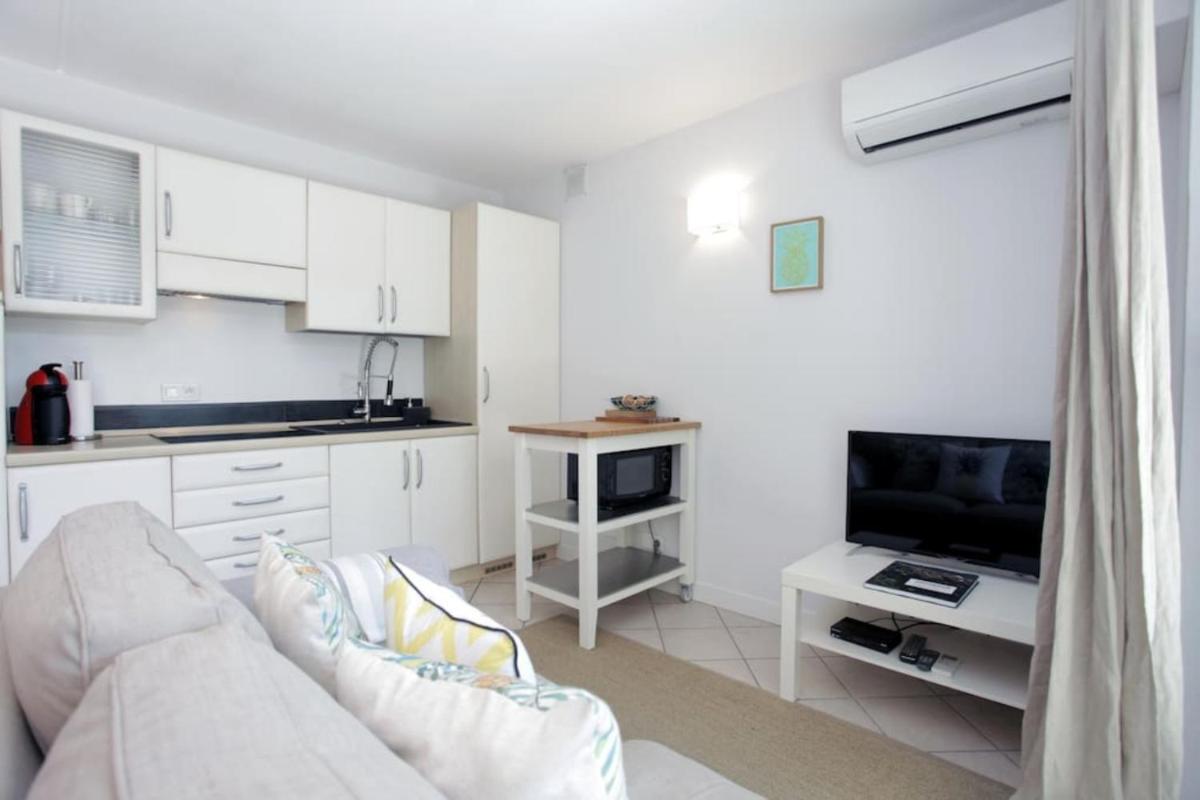 Beautiful studio close to beach private parking view 2