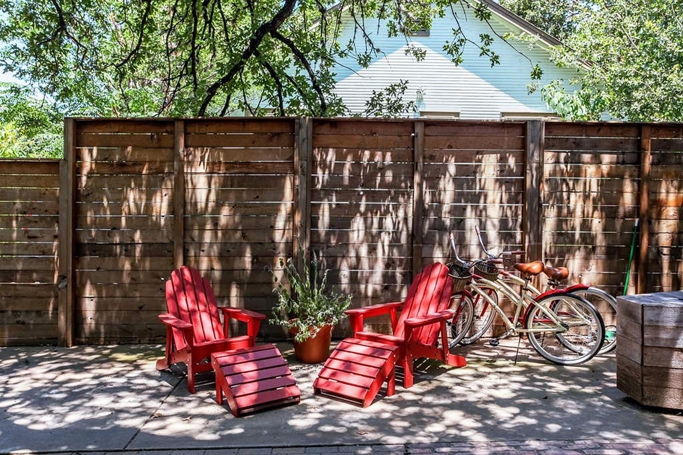 Tiny House Downtown in Walkable Location