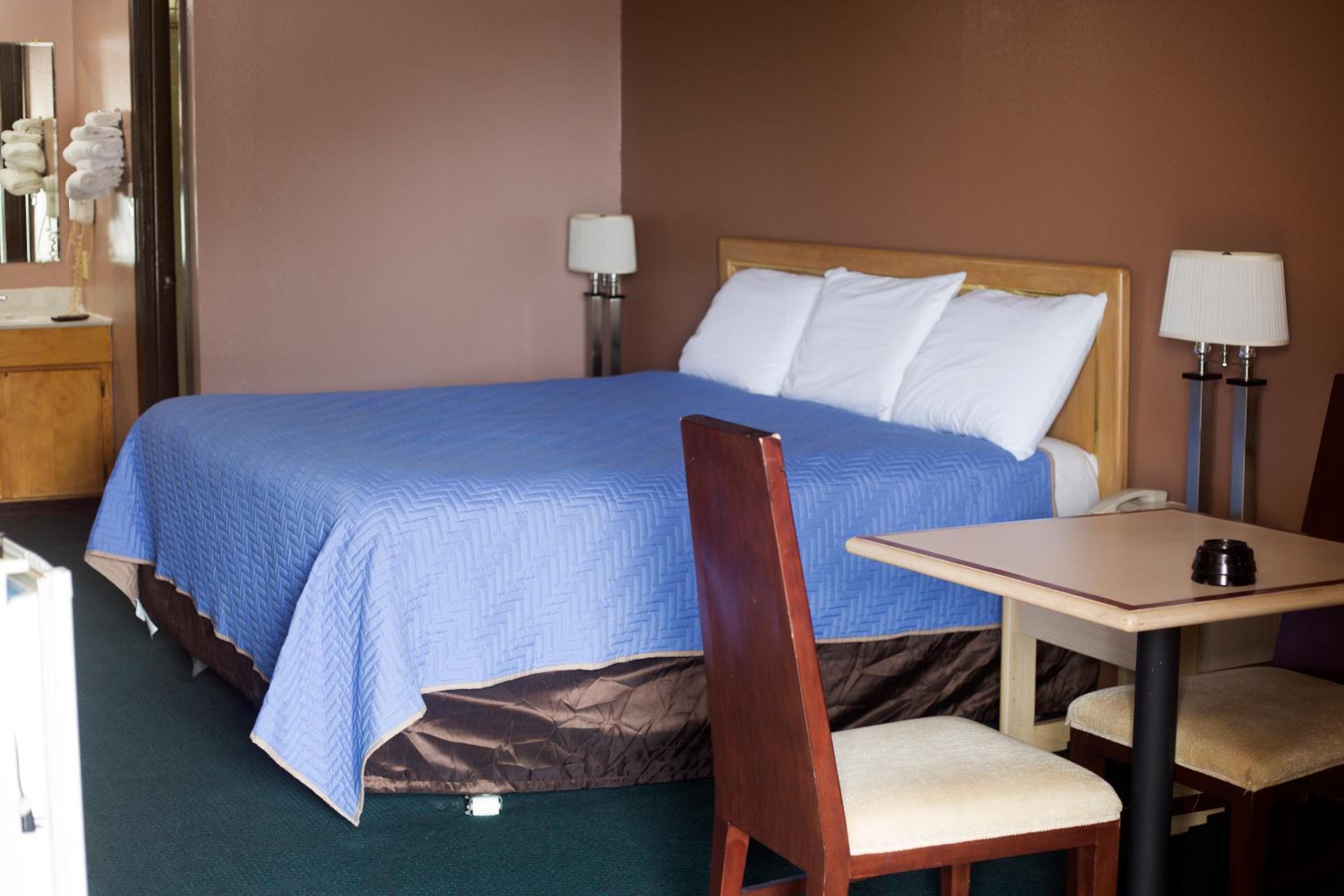 OYO Hickory House Inn