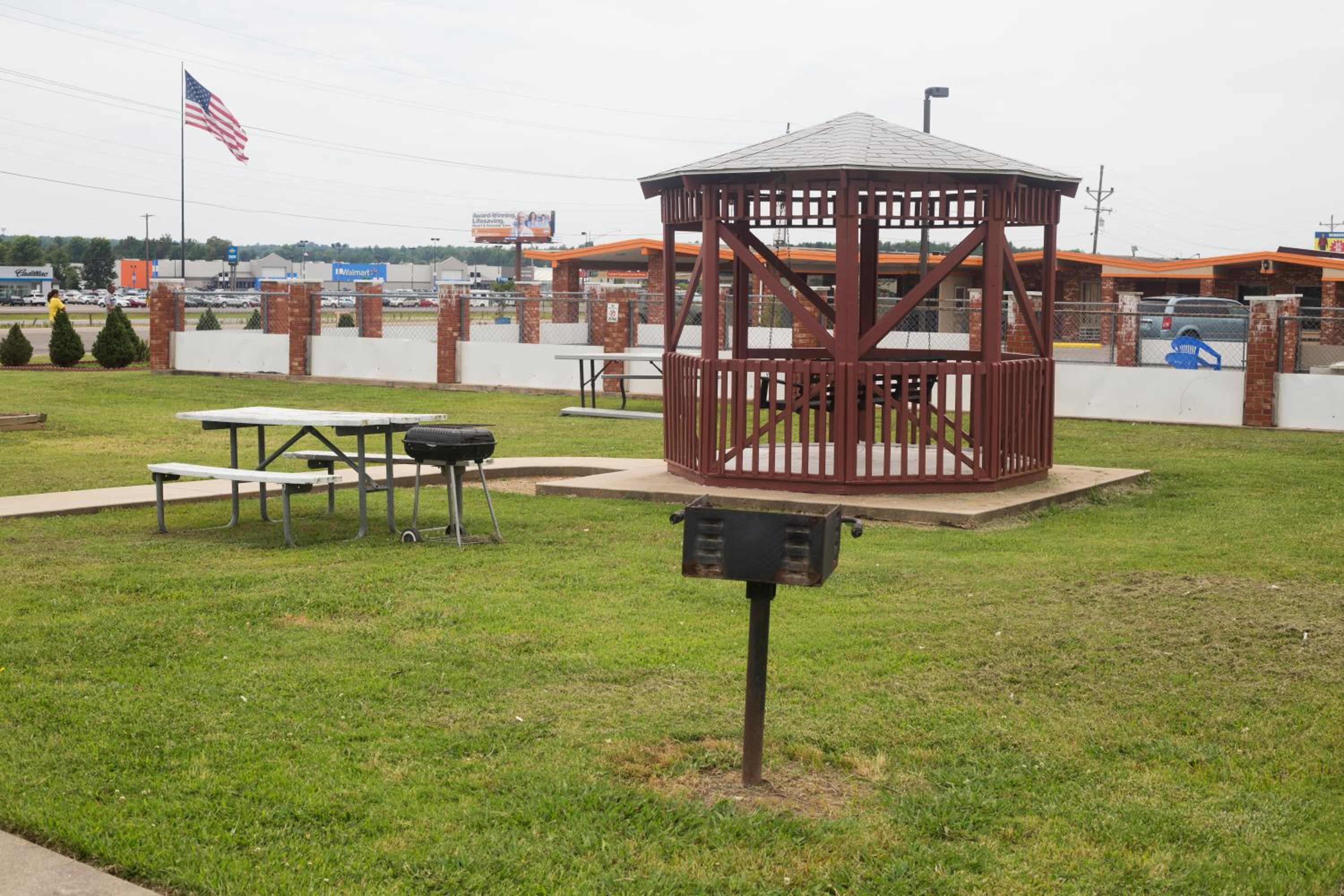 OYO Hickory House Inn
