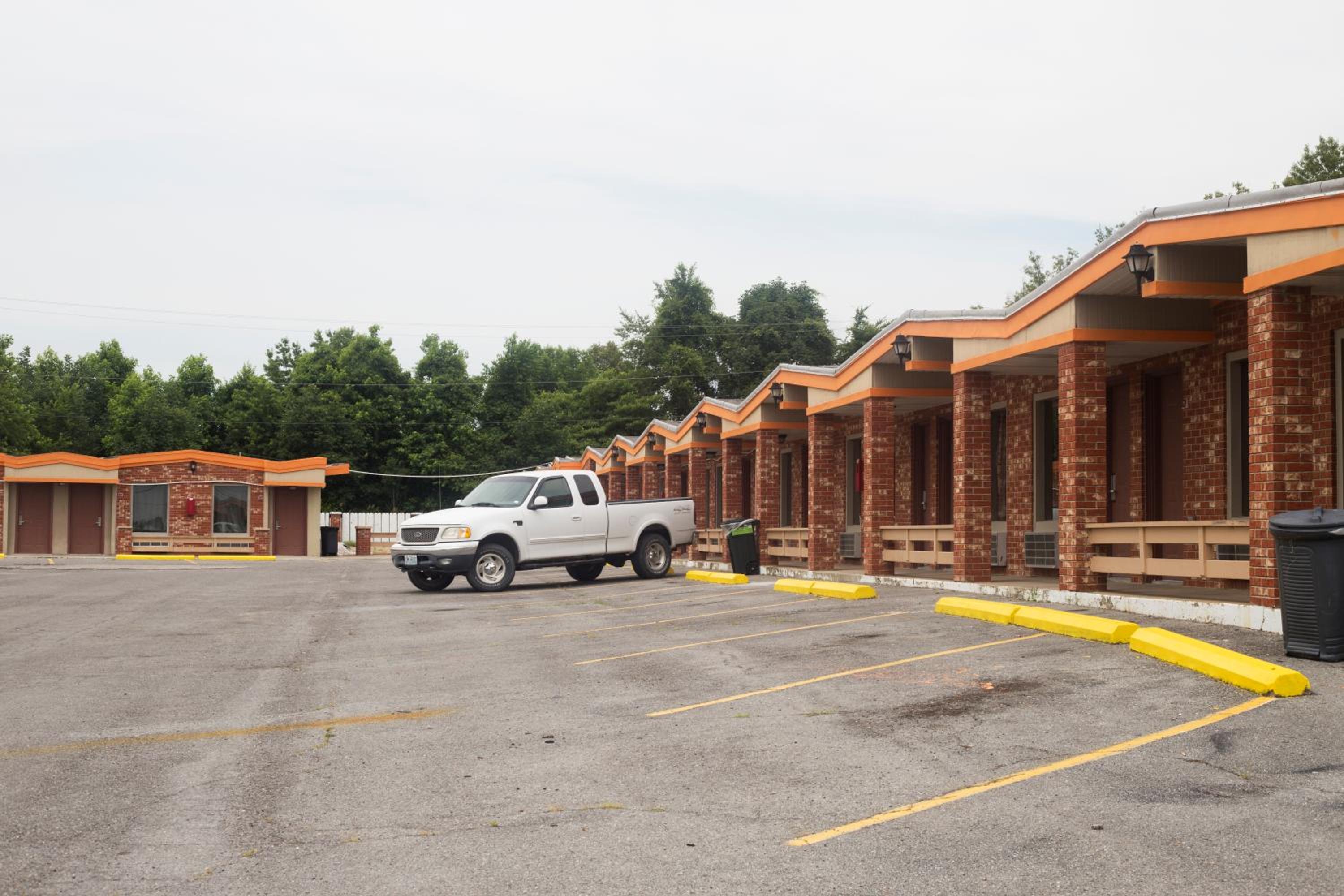 OYO Hickory House Inn
