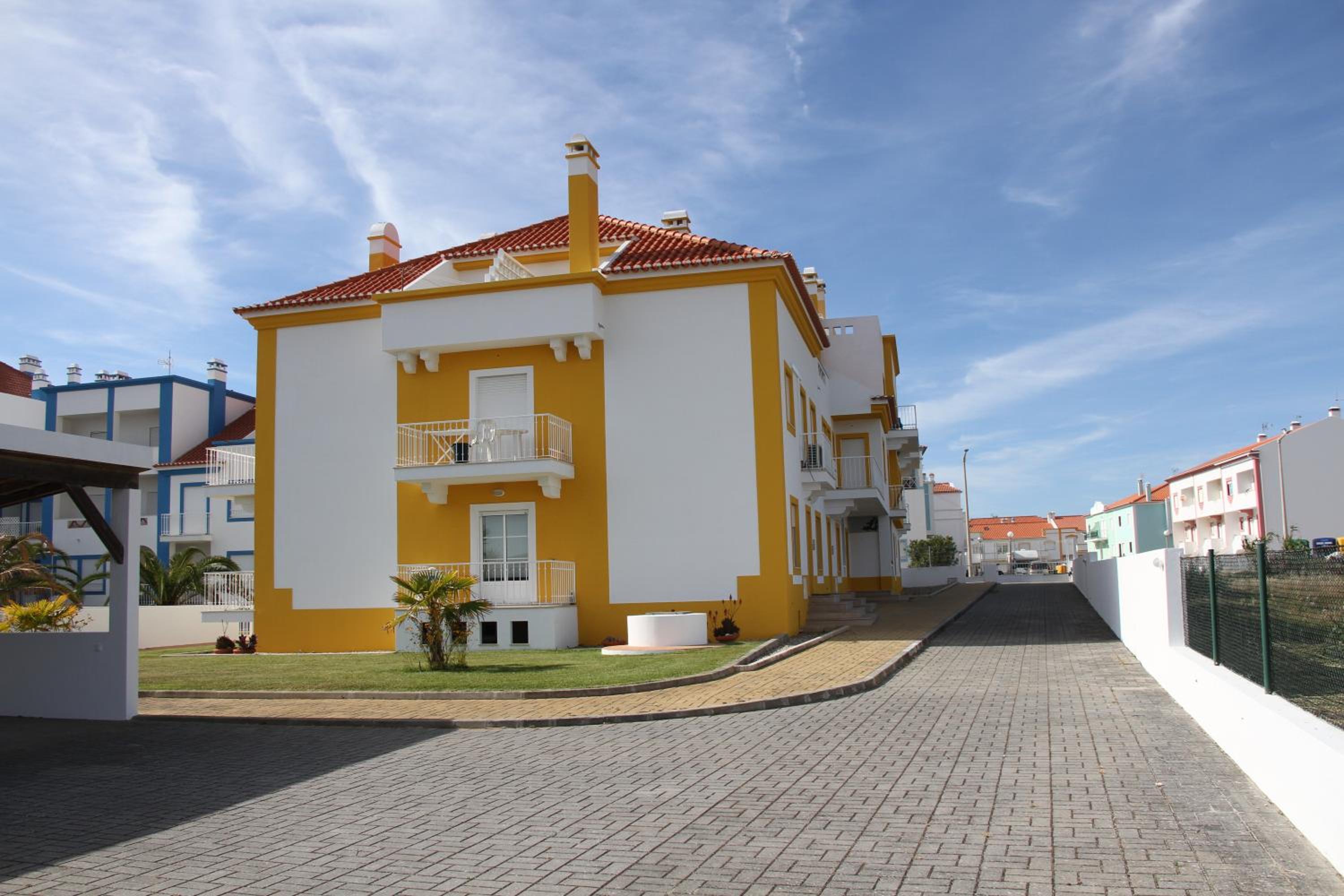 Baleal Holidays - Surf Apartment Pool with Tennis Court view 4