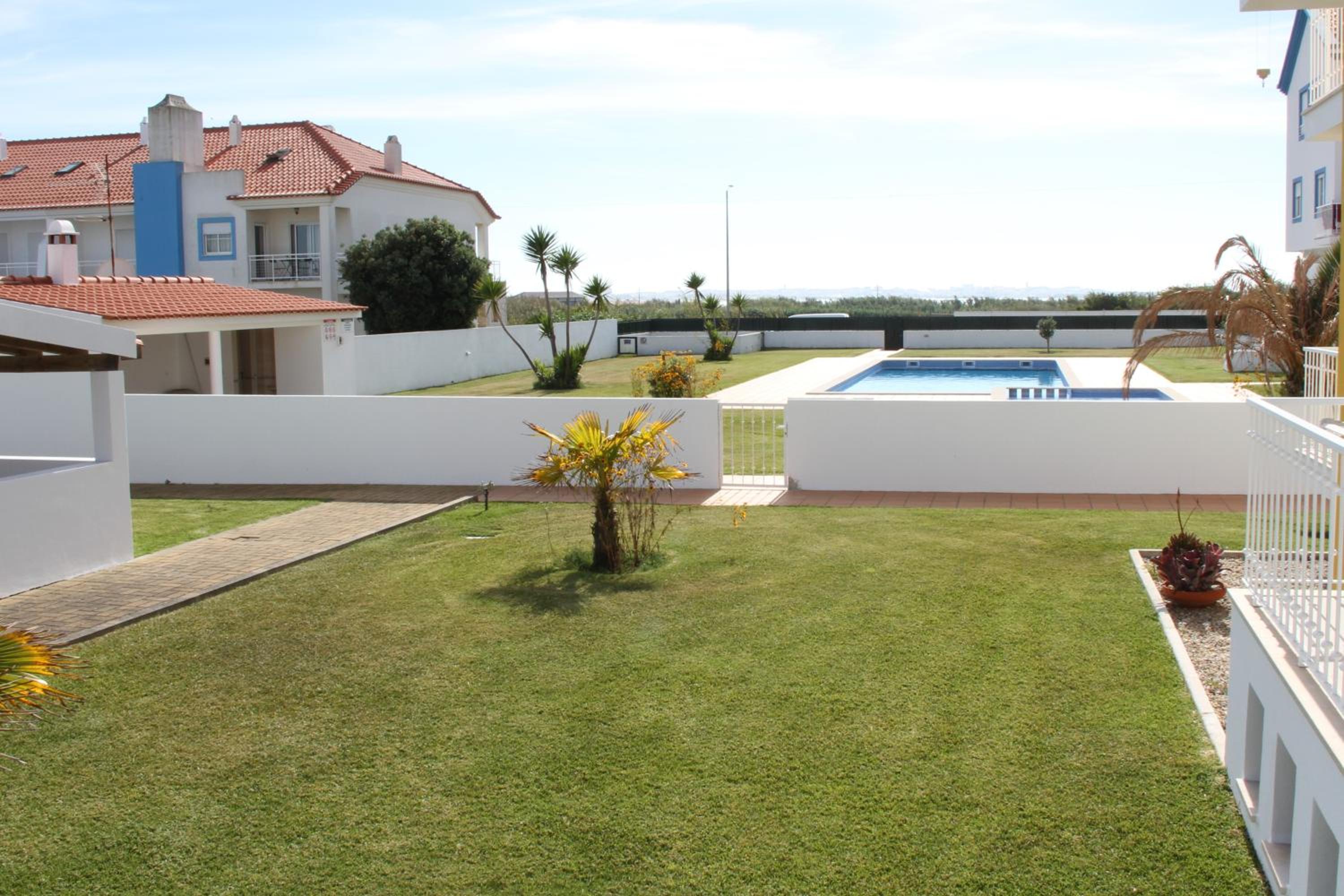 Baleal Holidays - Surf Apartment Pool with Tennis Court view 3