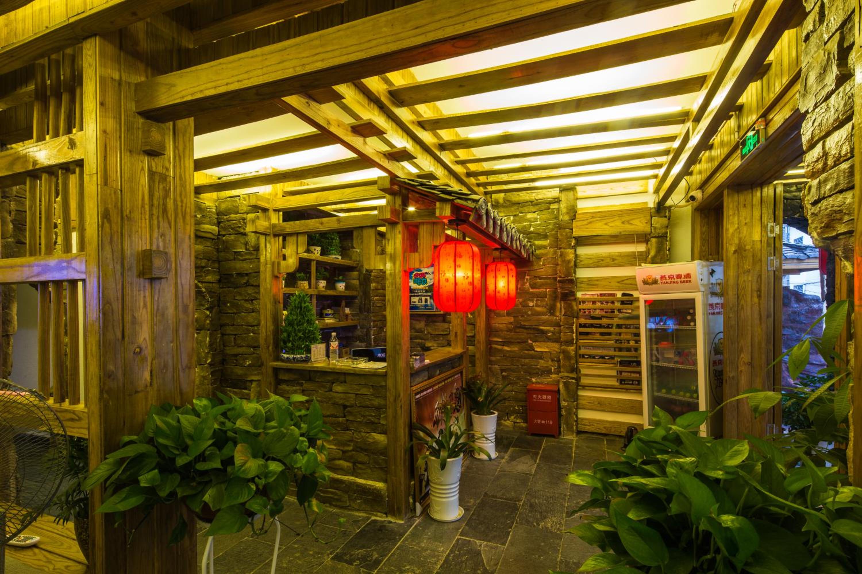 Destination Youth Hostel-Walk 5 minutes to east entrance of national park,Coffee,Book tickets,Laundry service,Experienced tour guide service