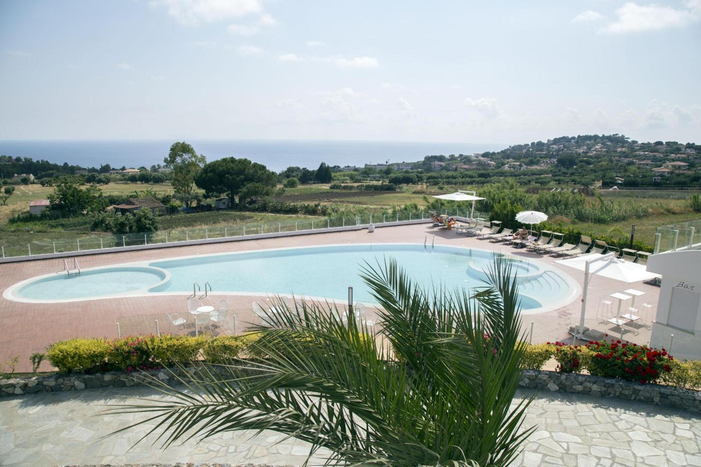 LUZIA AGRIRESORT - Piscina Panoramica e vista Mare a Capo Vaticano