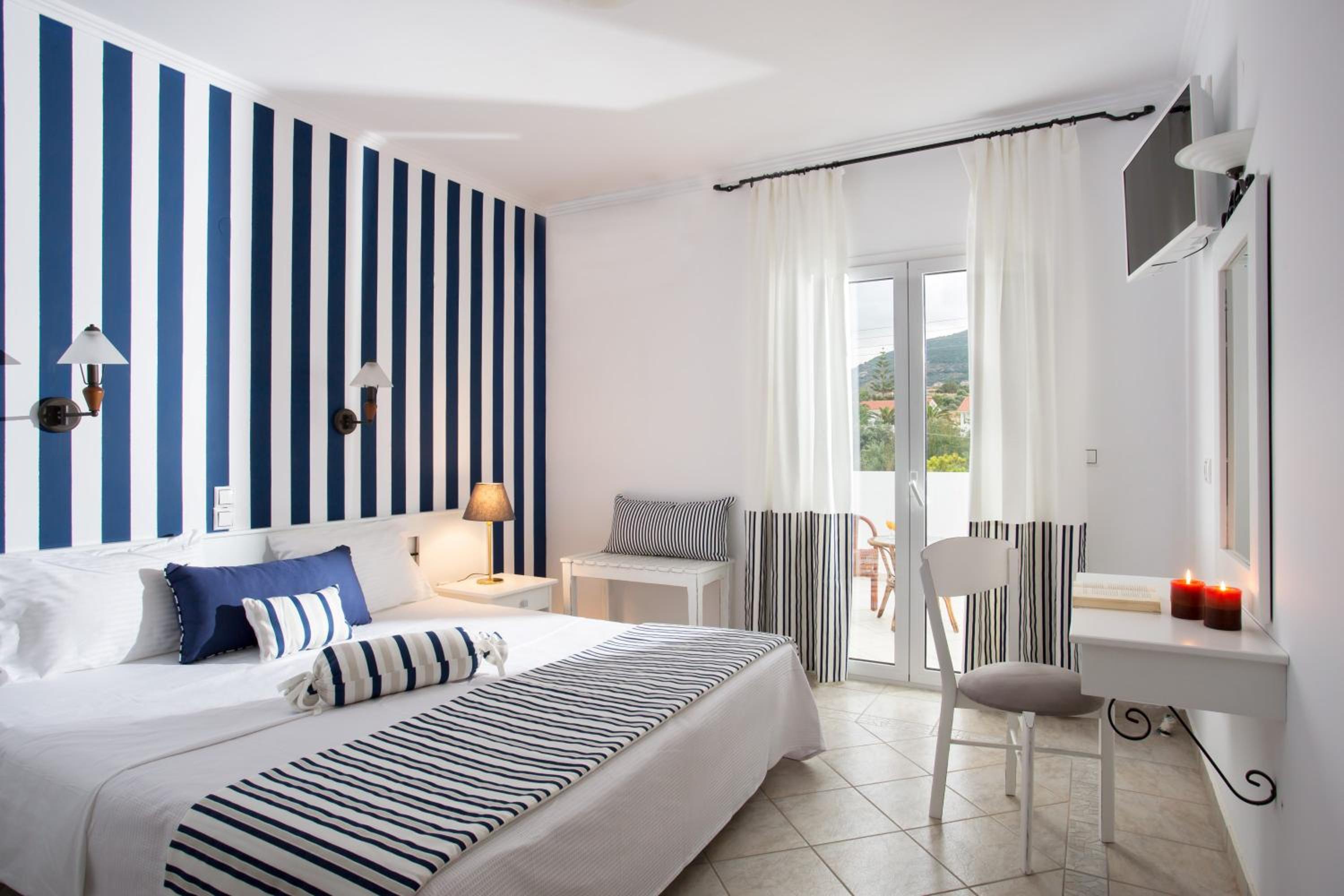 Iris Beach Hotel en Monemvasia — hotel room