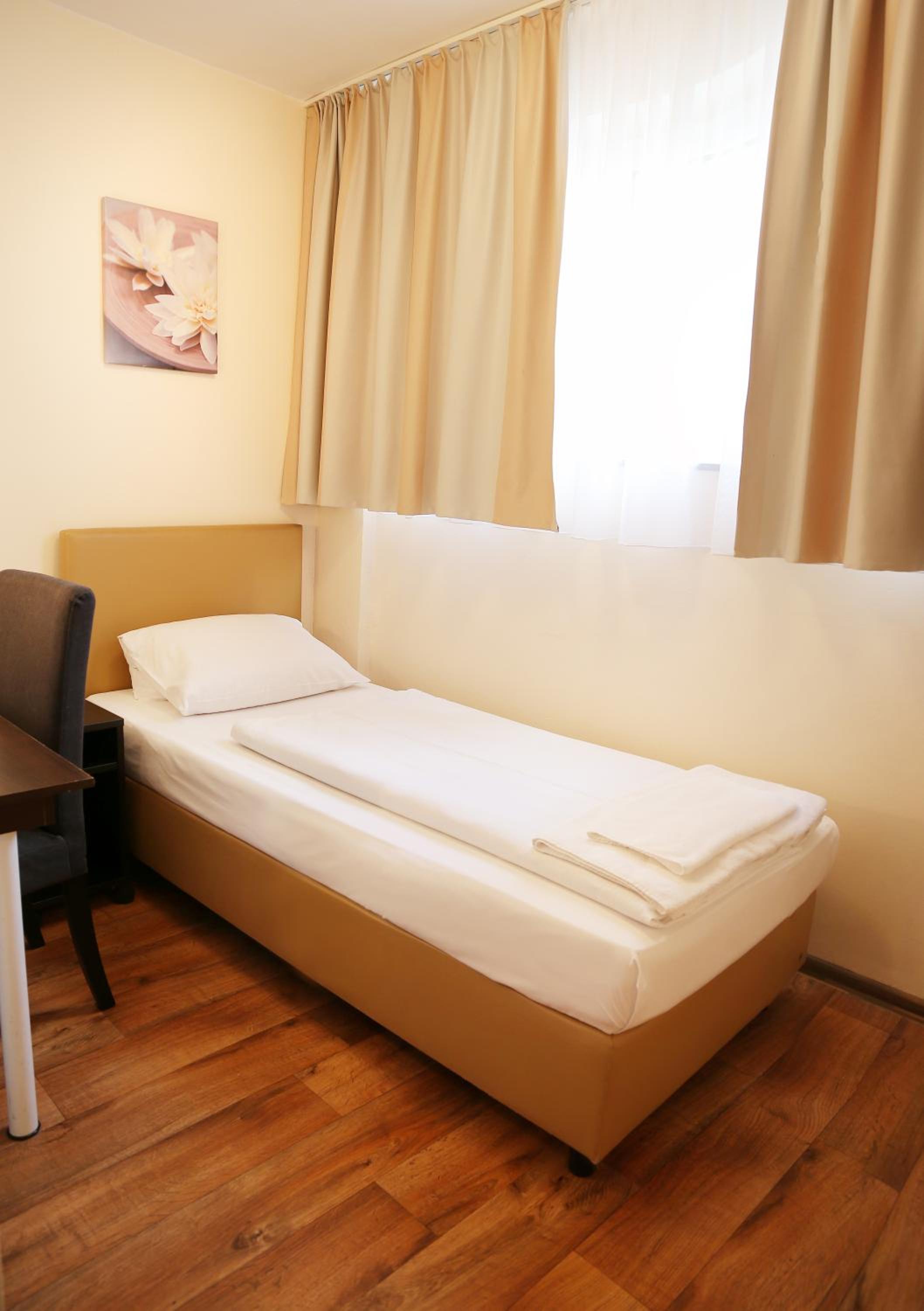 Pension Alpha - Frankfurt City Central Station - Property Image 21