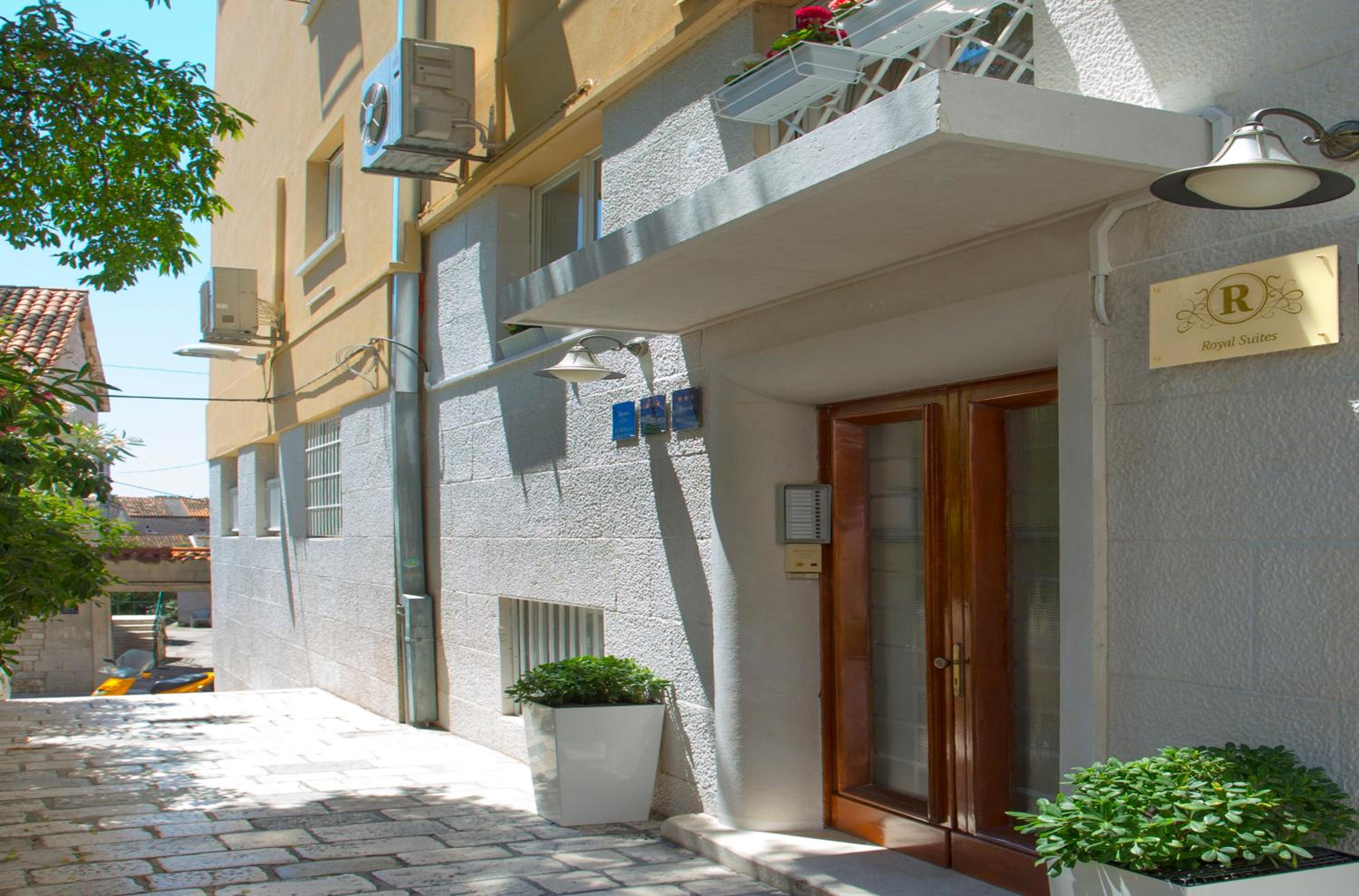 Hotel Royal Suites - Image 1