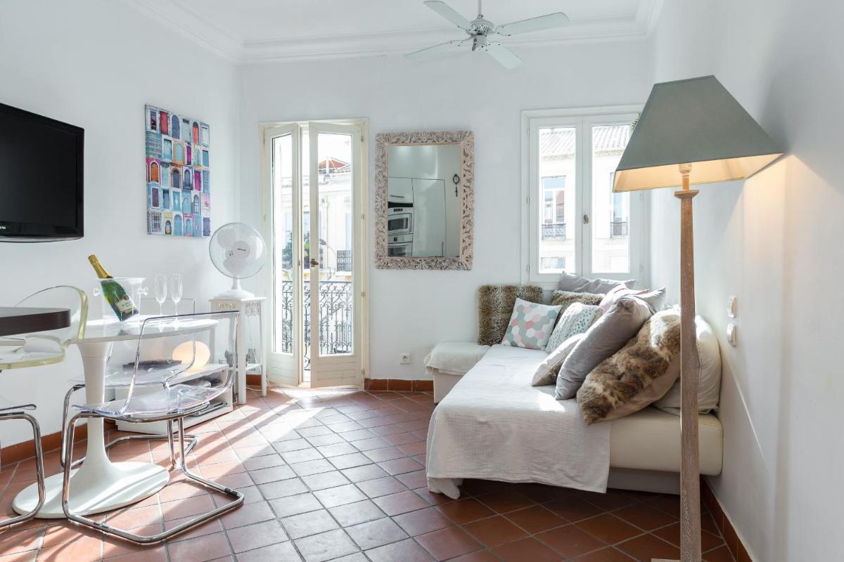 A lovely split level townhouse in the heart of Cannes next to the Marche Forville and the Palais 1749 photo 2