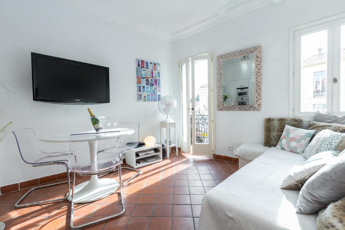 A lovely split level townhouse in the heart of Cannes next to the Marche Forville and the Palais 1749 photo 3
