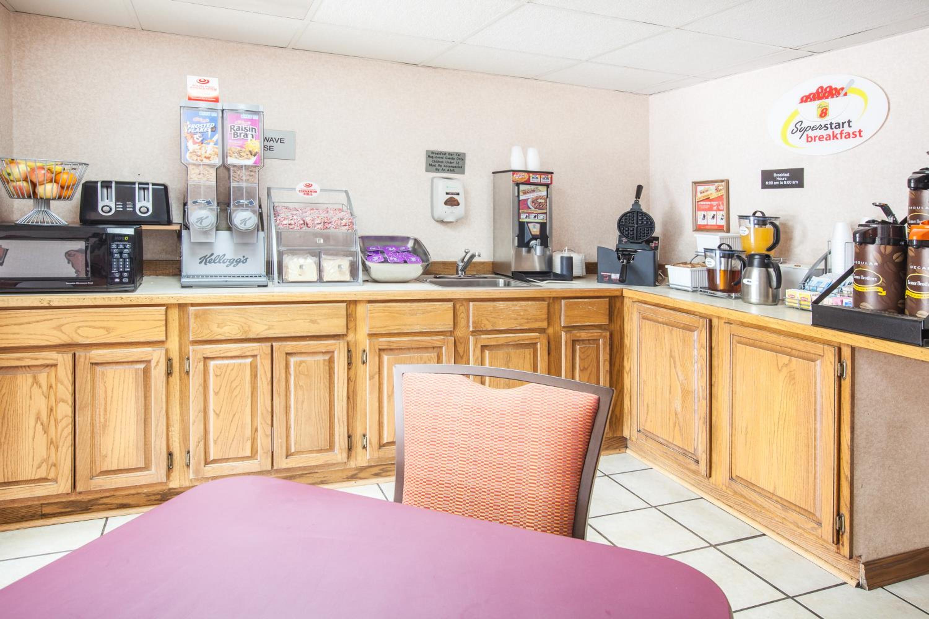 Super 8 by Wyndham Clinton view 2